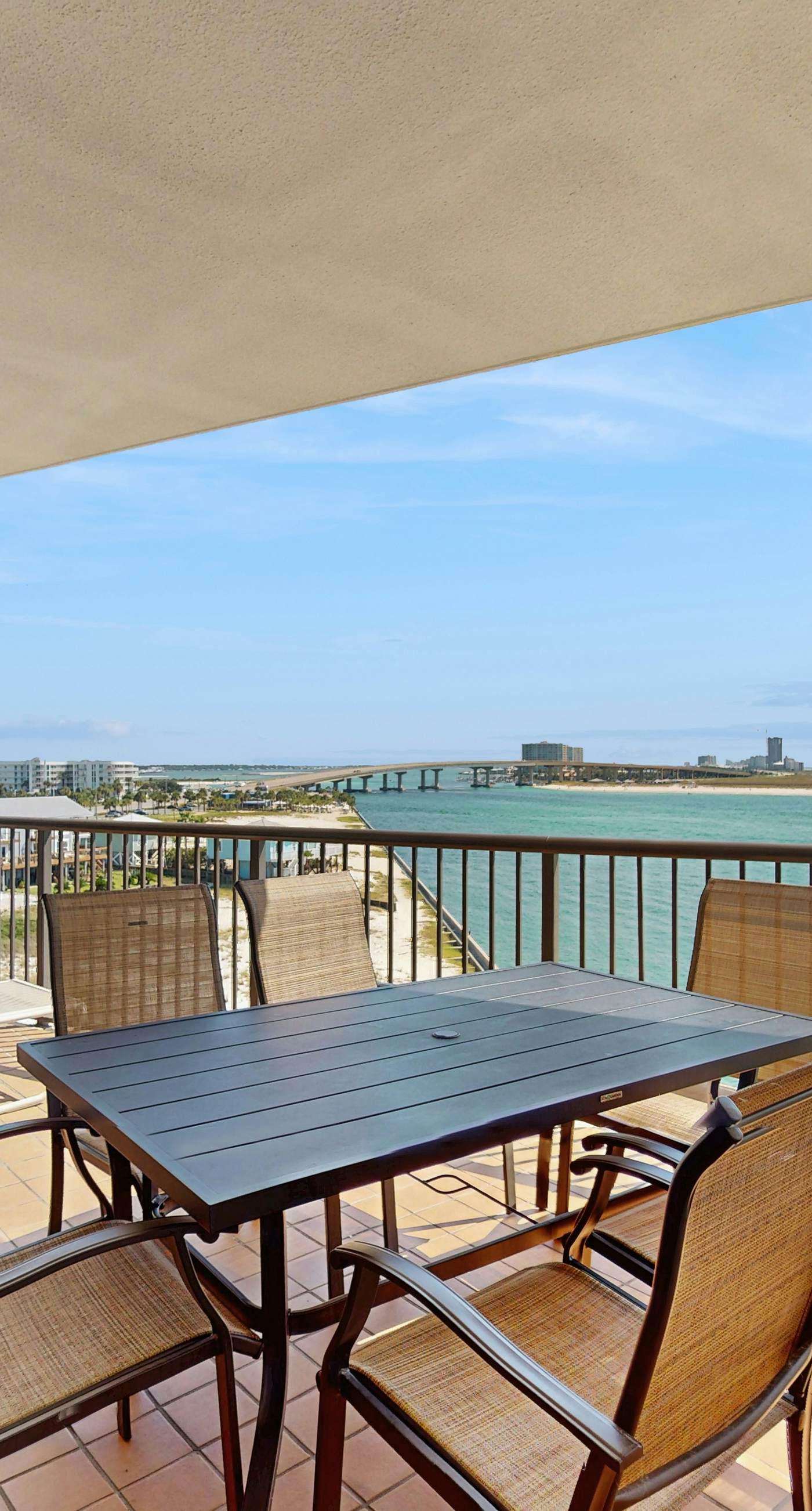 5th-floor beachfront condo with balcony, wet bar, pool, hot tub, sauna & gym
