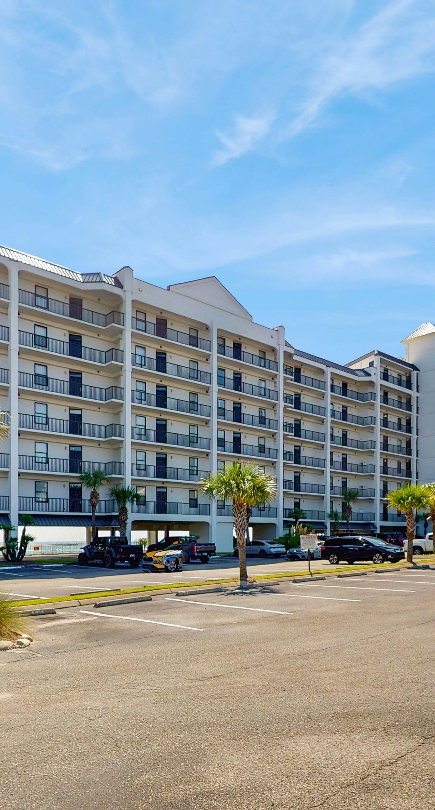 5th-floor beachfront condo with balcony, wet bar, pool, hot tub, sauna & gym