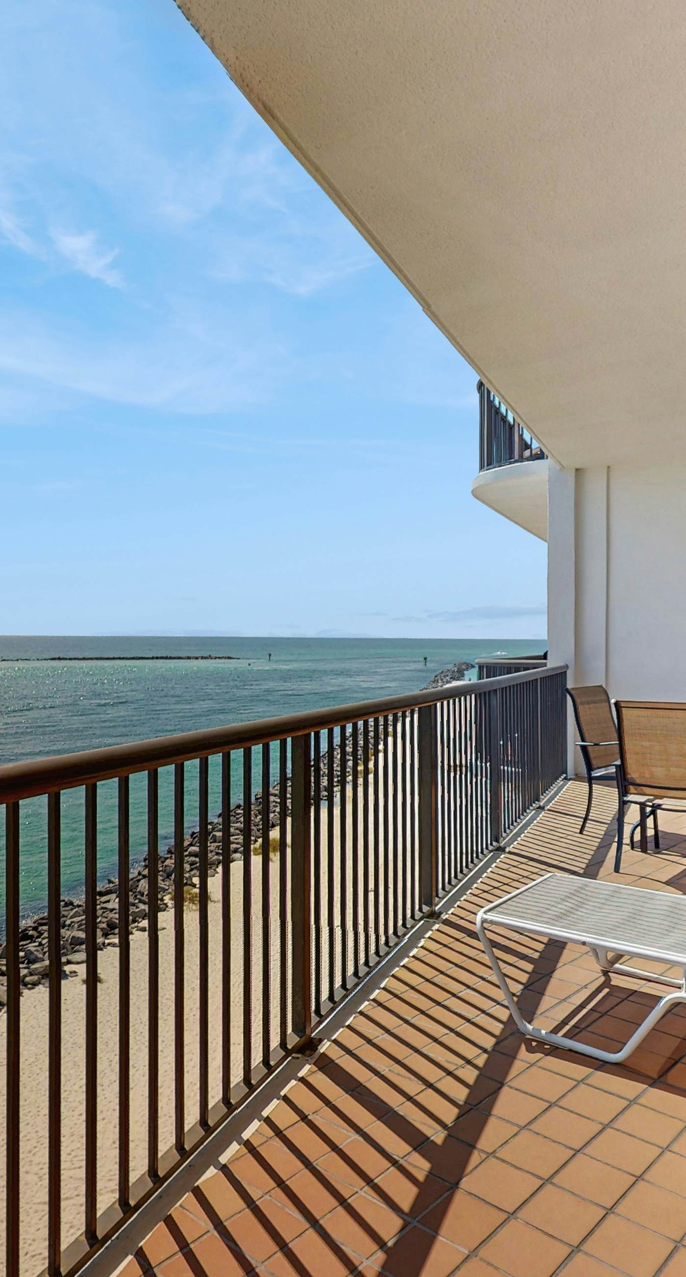 5th-floor beachfront condo with balcony, wet bar, pool, hot tub, sauna & gym