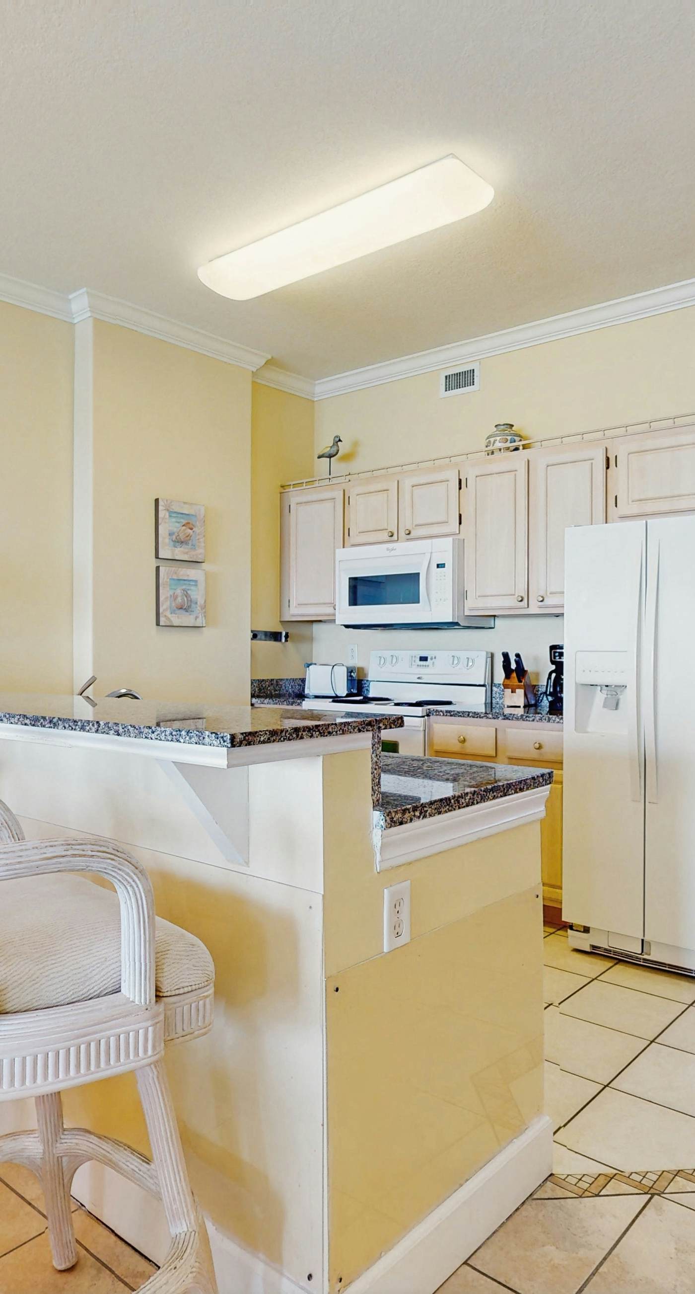 5th-floor beachfront condo with balcony, wet bar, pool, hot tub, sauna & gym