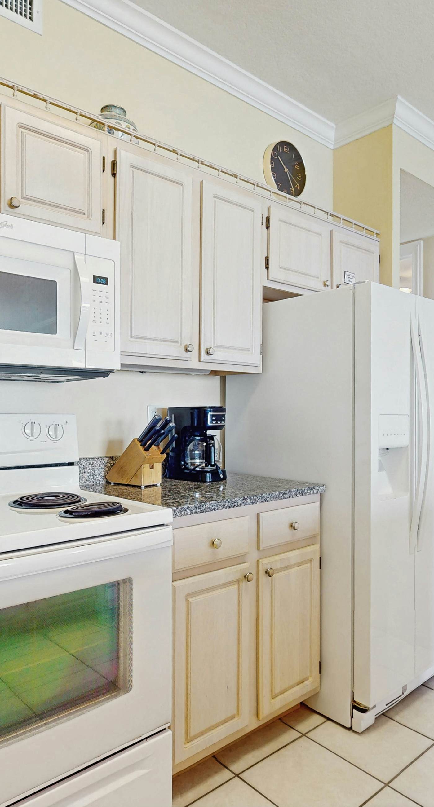 5th-floor beachfront condo with balcony, wet bar, pool, hot tub, sauna & gym