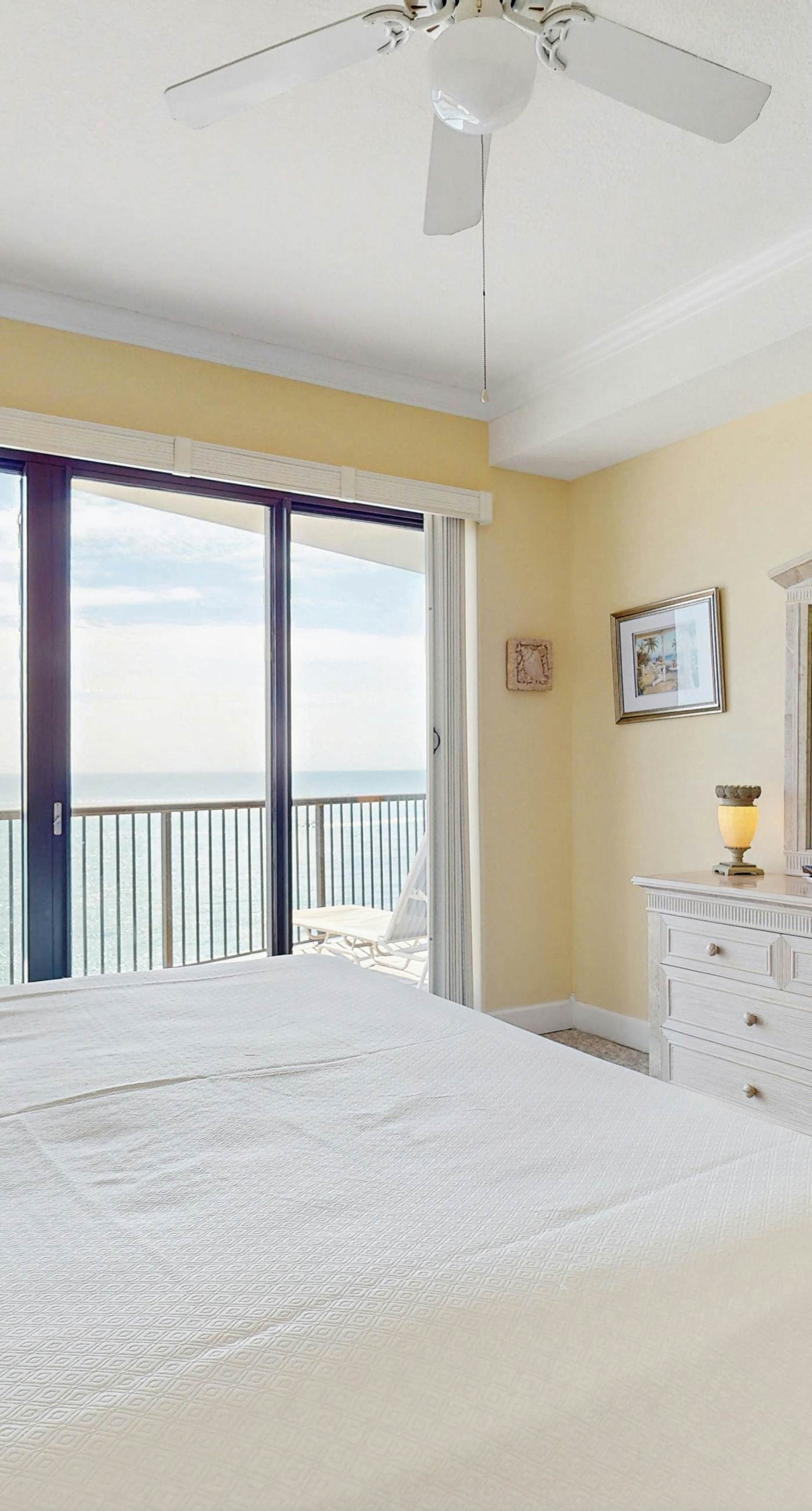 5th-floor beachfront condo with balcony, wet bar, pool, hot tub, sauna & gym