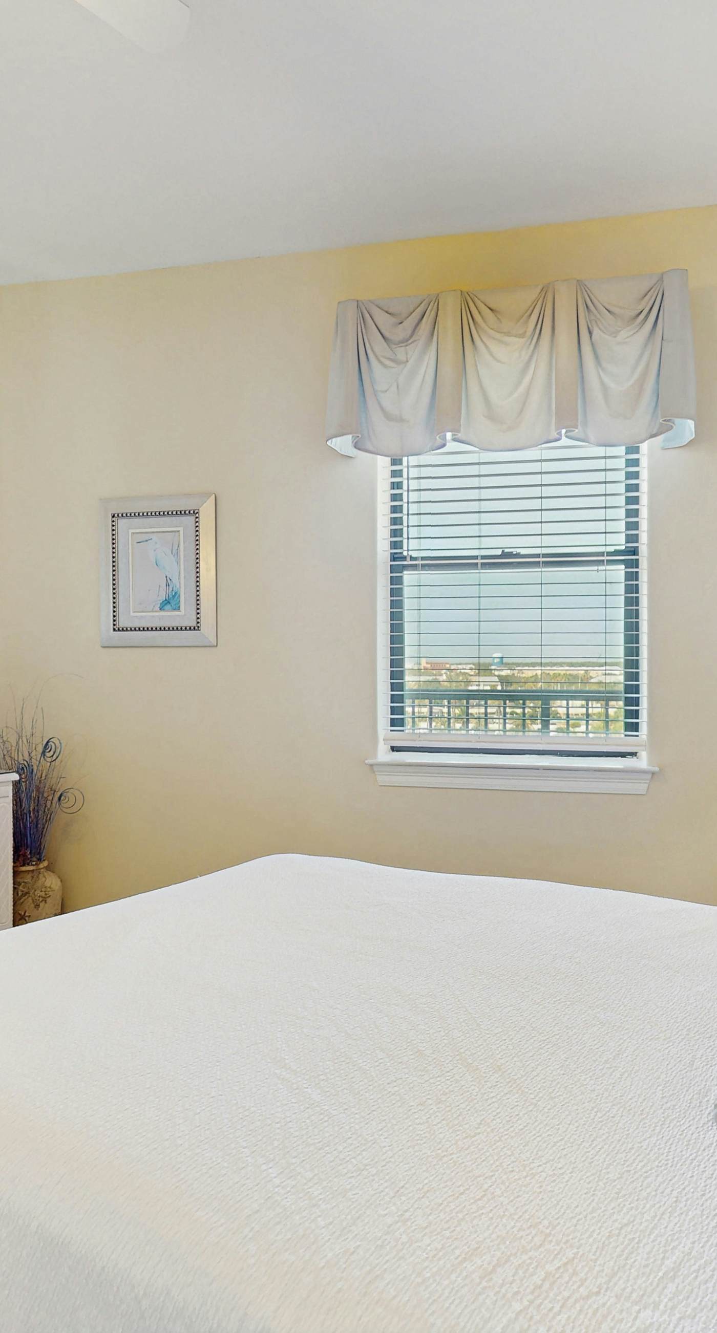 5th-floor beachfront condo with balcony, wet bar, pool, hot tub, sauna & gym