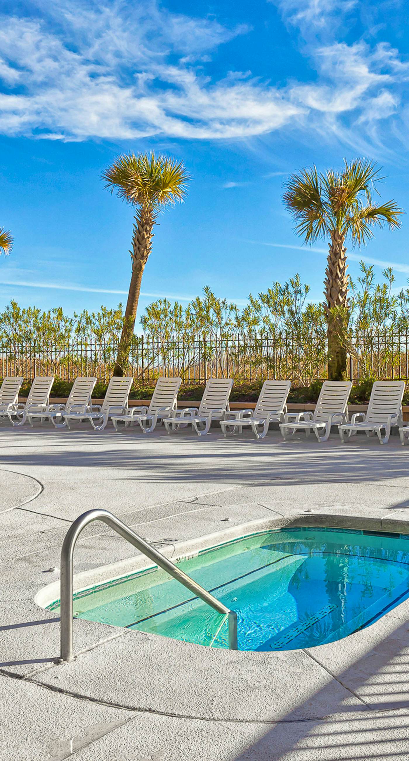 5th-floor beachfront condo with balcony, wet bar, pool, hot tub, sauna & gym