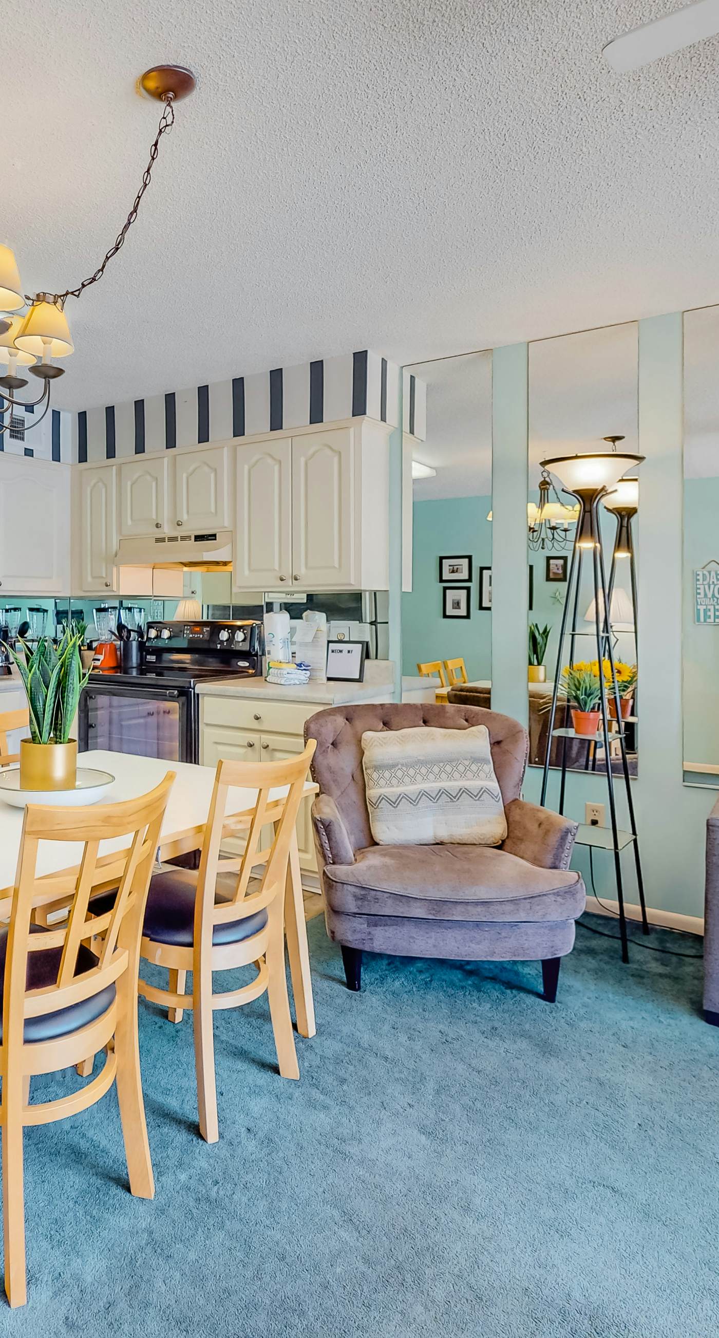 Splendid beachfront condo with pool, tennis court, sauna, & WiFi