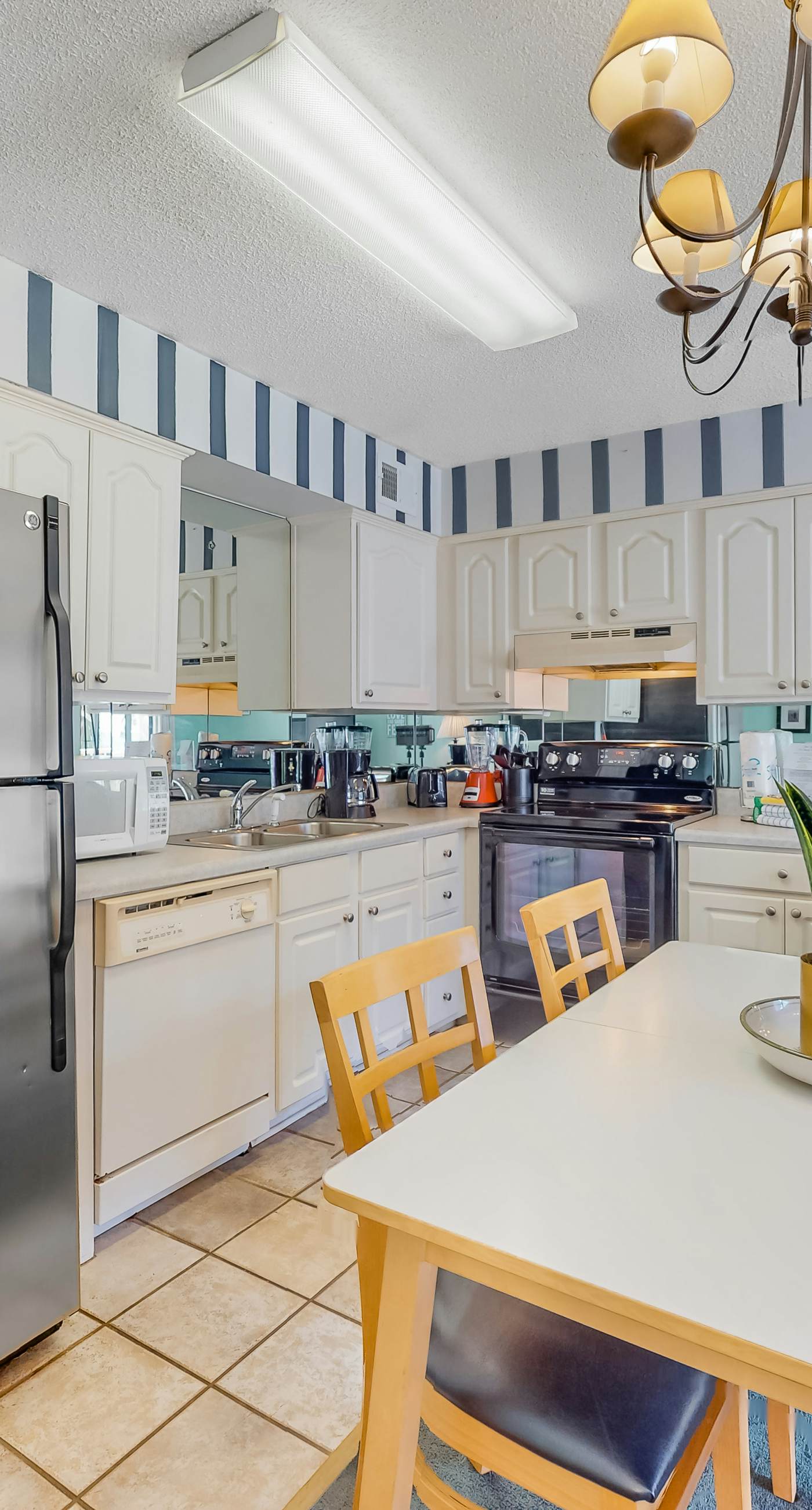 Splendid beachfront condo with pool, tennis court, sauna, & WiFi