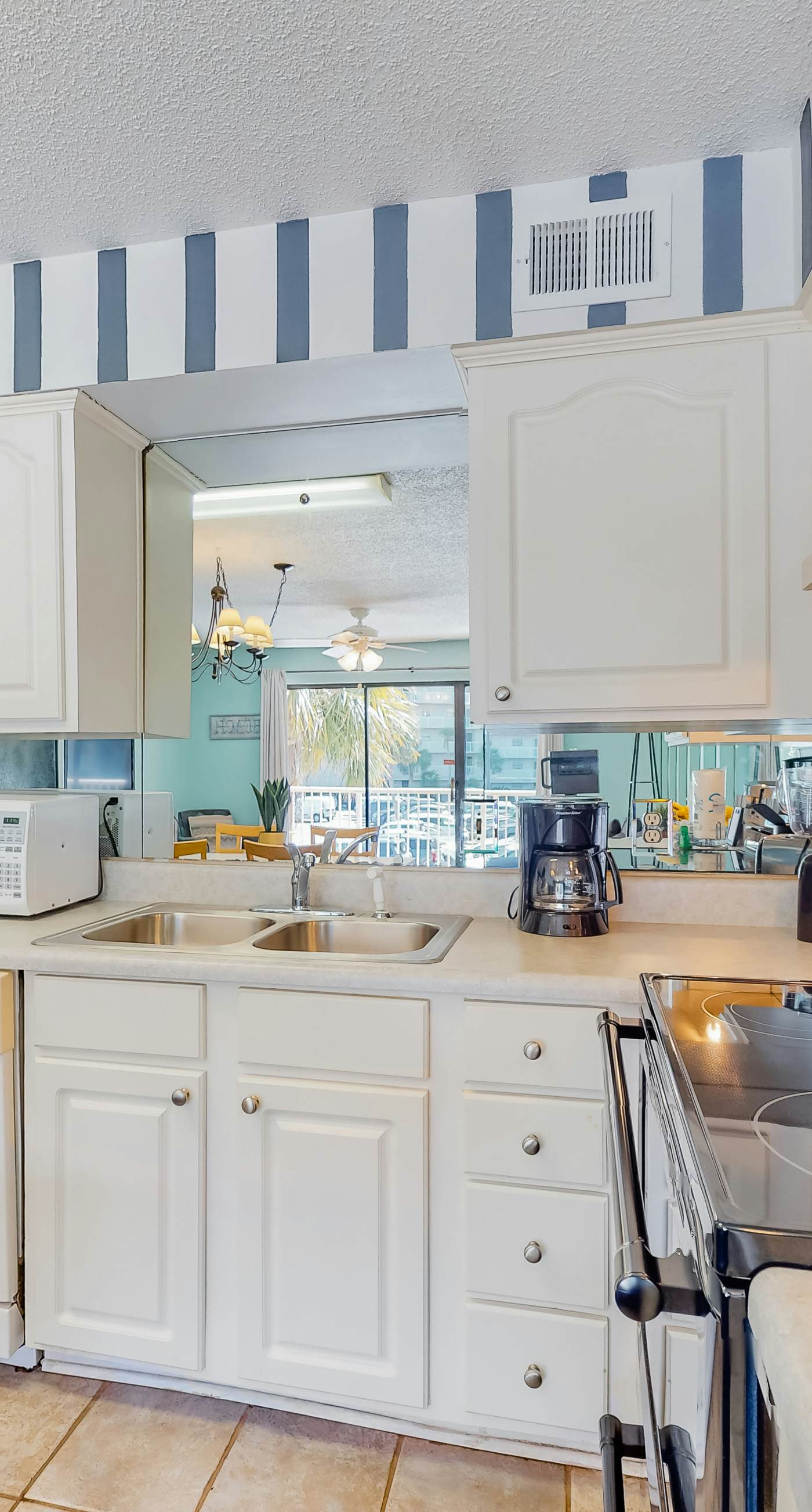 Splendid beachfront condo with pool, tennis court, sauna, & WiFi