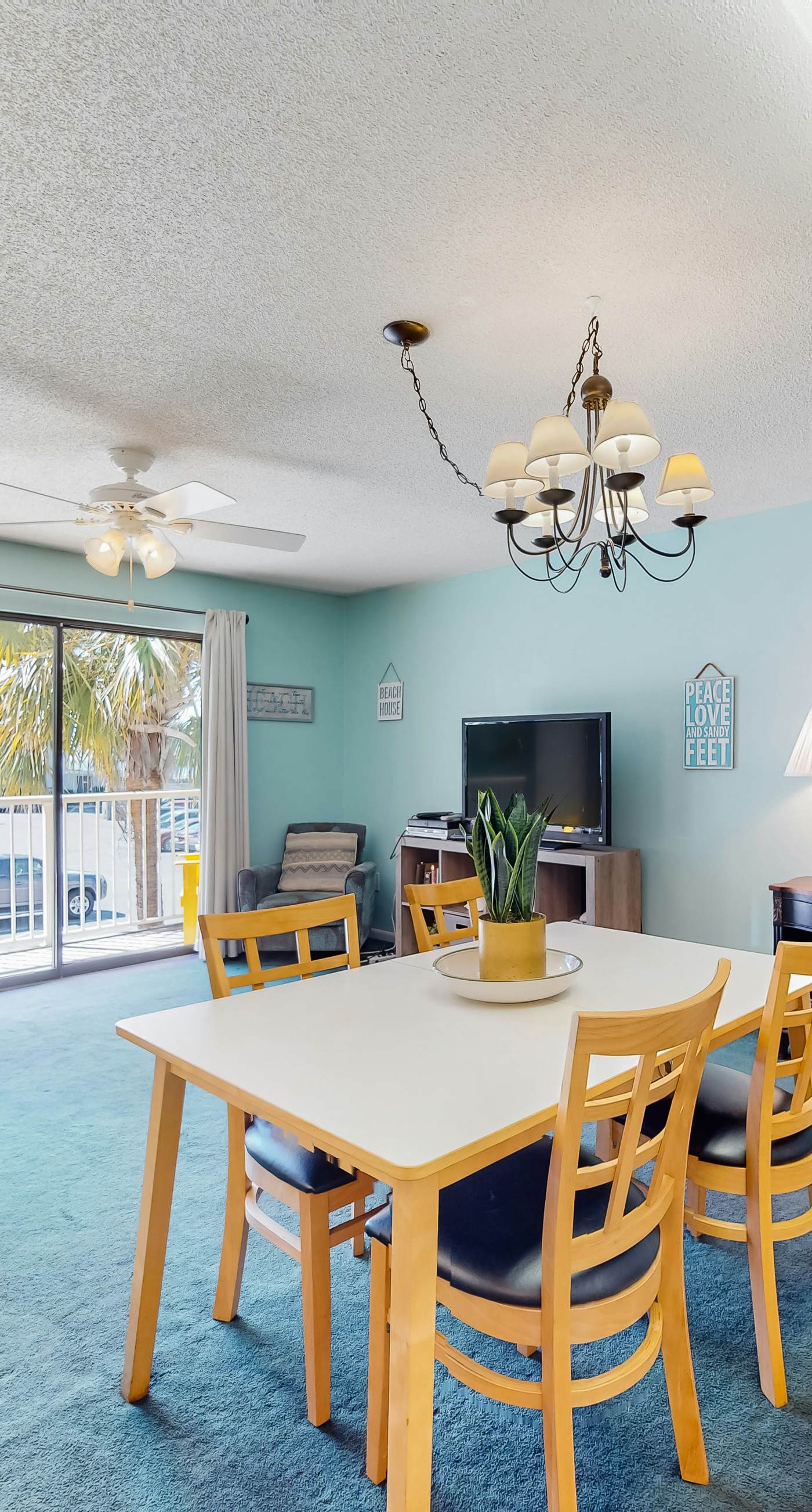 Splendid beachfront condo with pool, tennis court, sauna, & WiFi