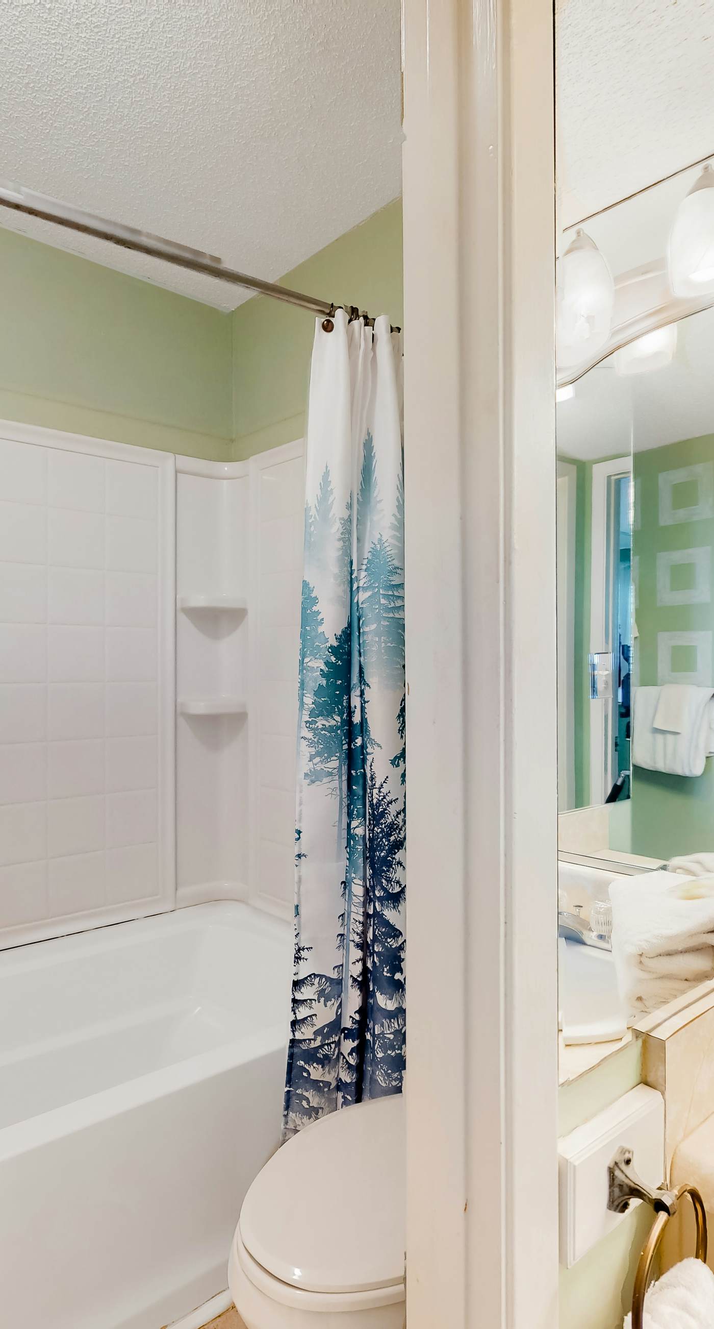 Splendid beachfront condo with pool, tennis court, sauna, & WiFi