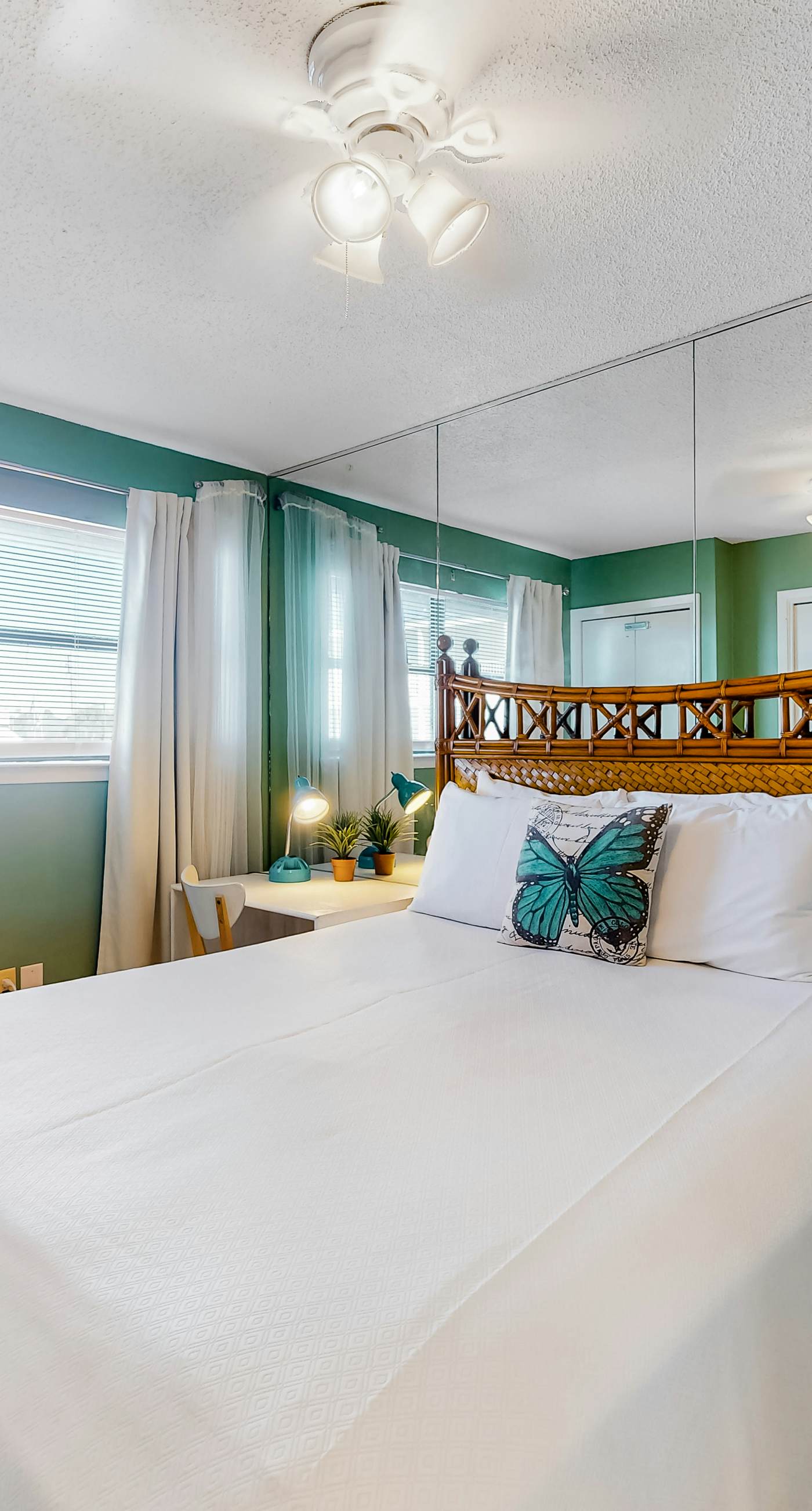 Splendid beachfront condo with pool, tennis court, sauna, & WiFi