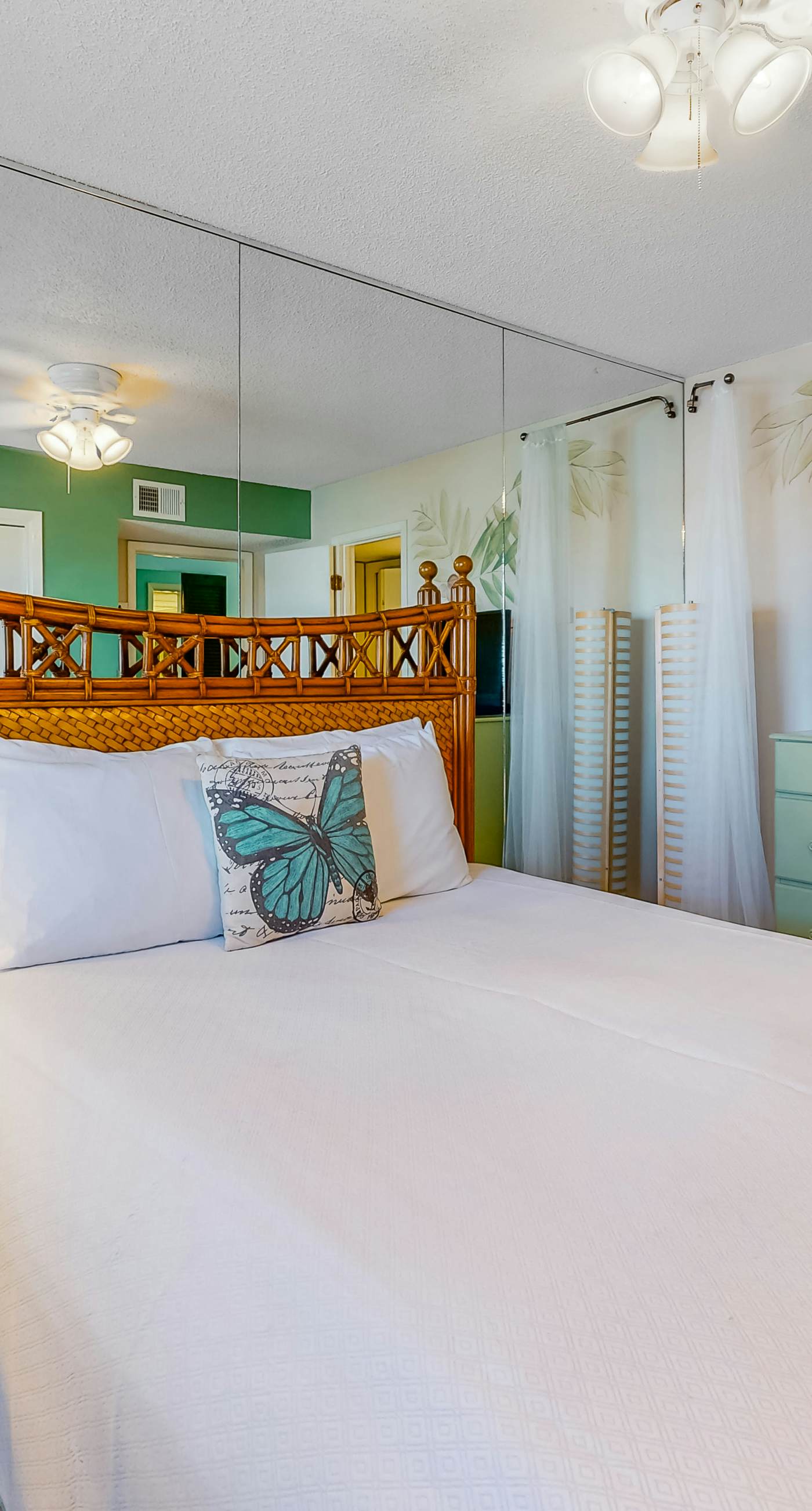 Splendid beachfront condo with pool, tennis court, sauna, & WiFi