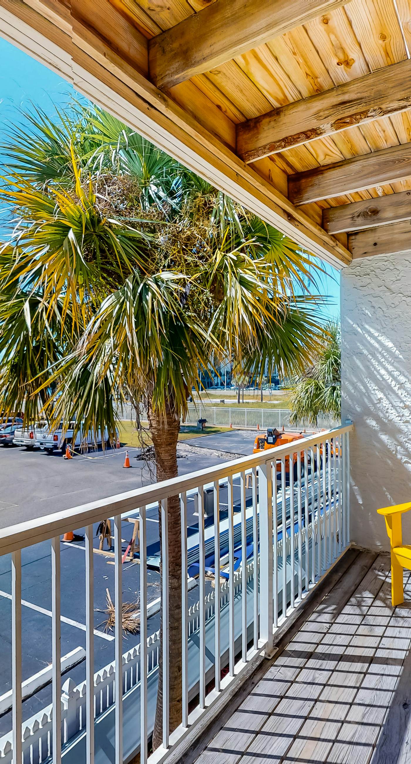 Splendid beachfront condo with pool, tennis court, sauna, & WiFi