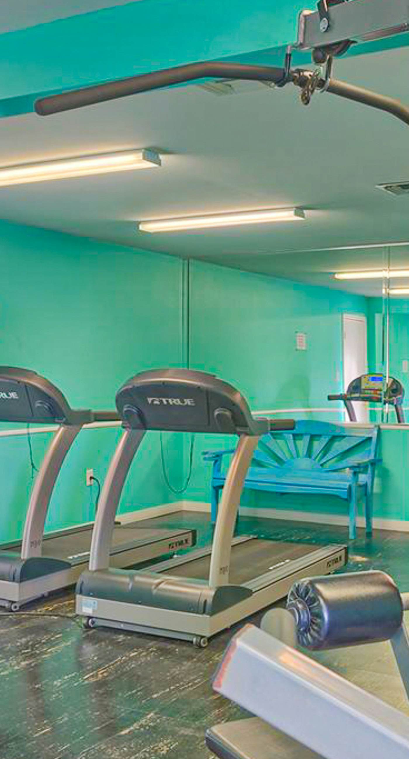 Splendid beachfront condo with pool, tennis court, sauna, & WiFi