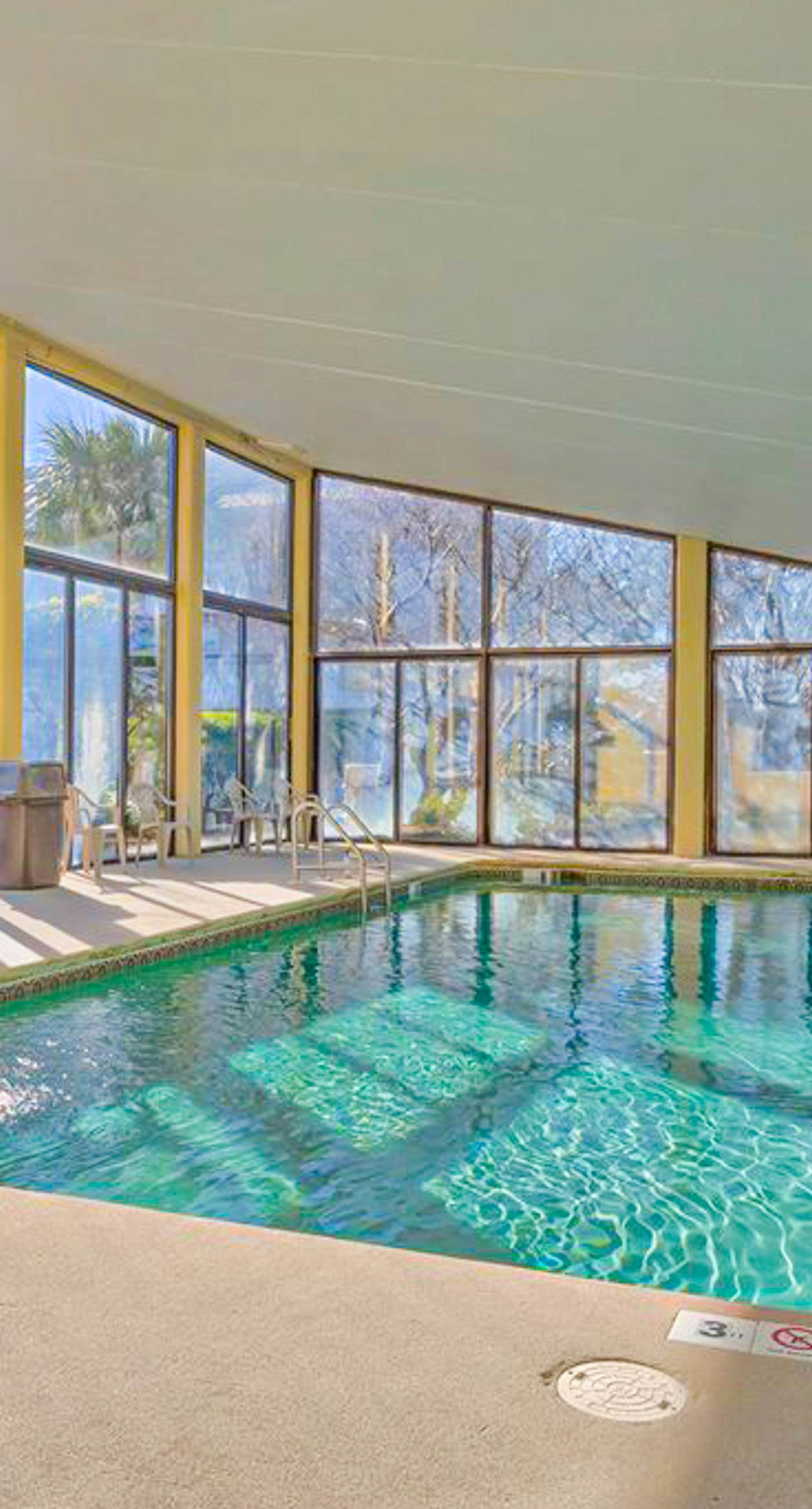 Splendid beachfront condo with pool, tennis court, sauna, & WiFi