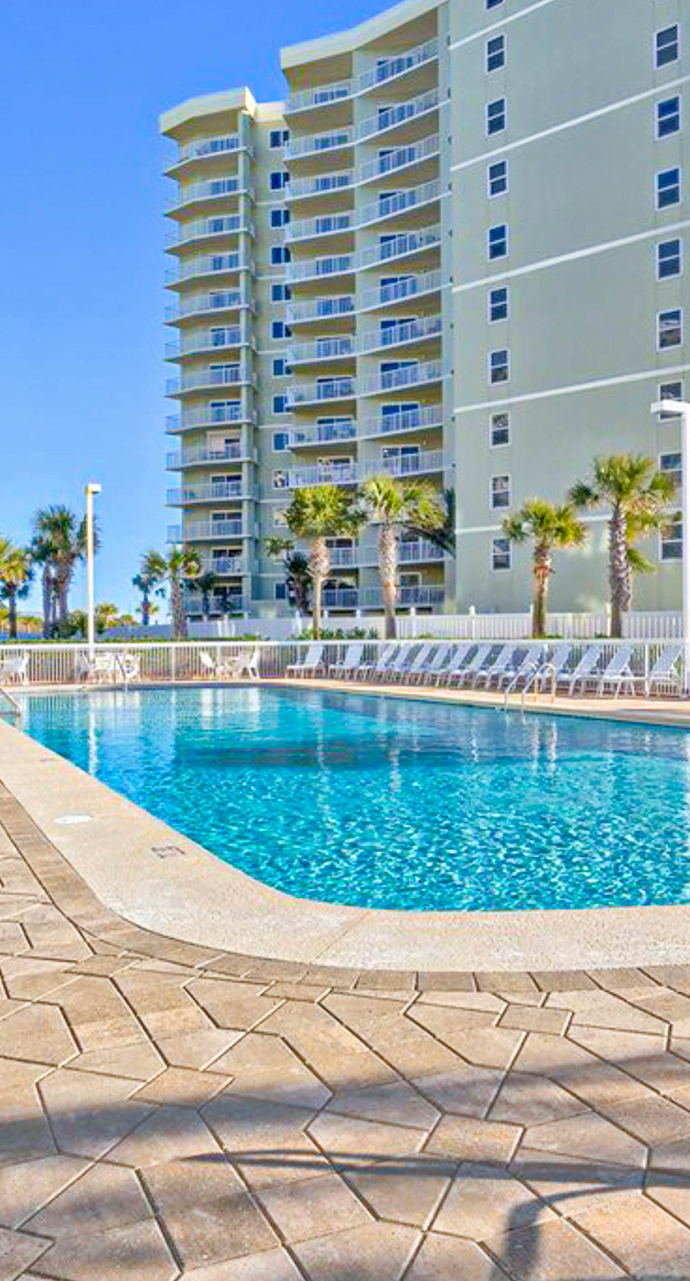 Splendid beachfront condo with pool, tennis court, sauna, & WiFi