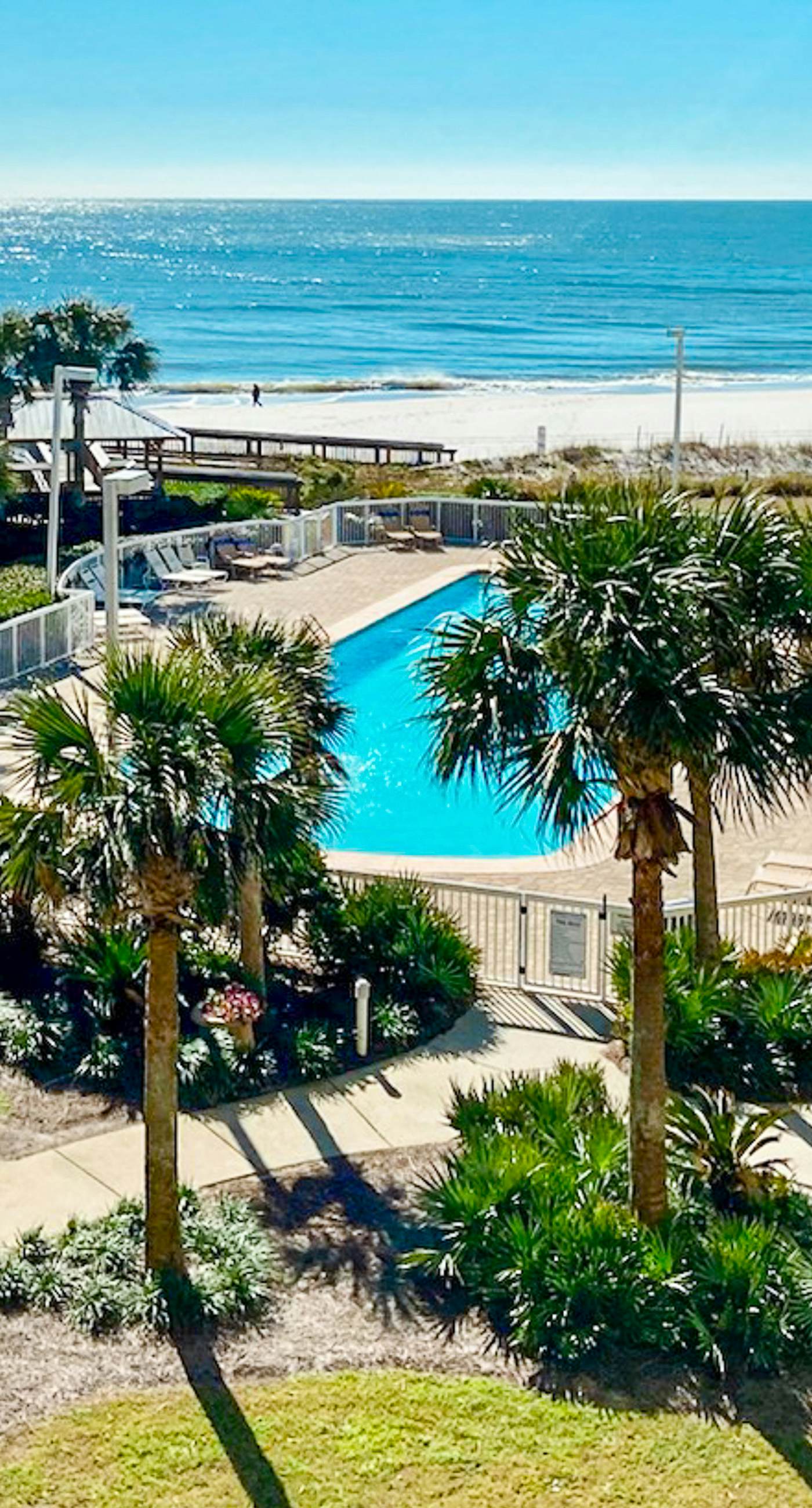 Splendid beachfront condo with pool, tennis court, sauna, & WiFi