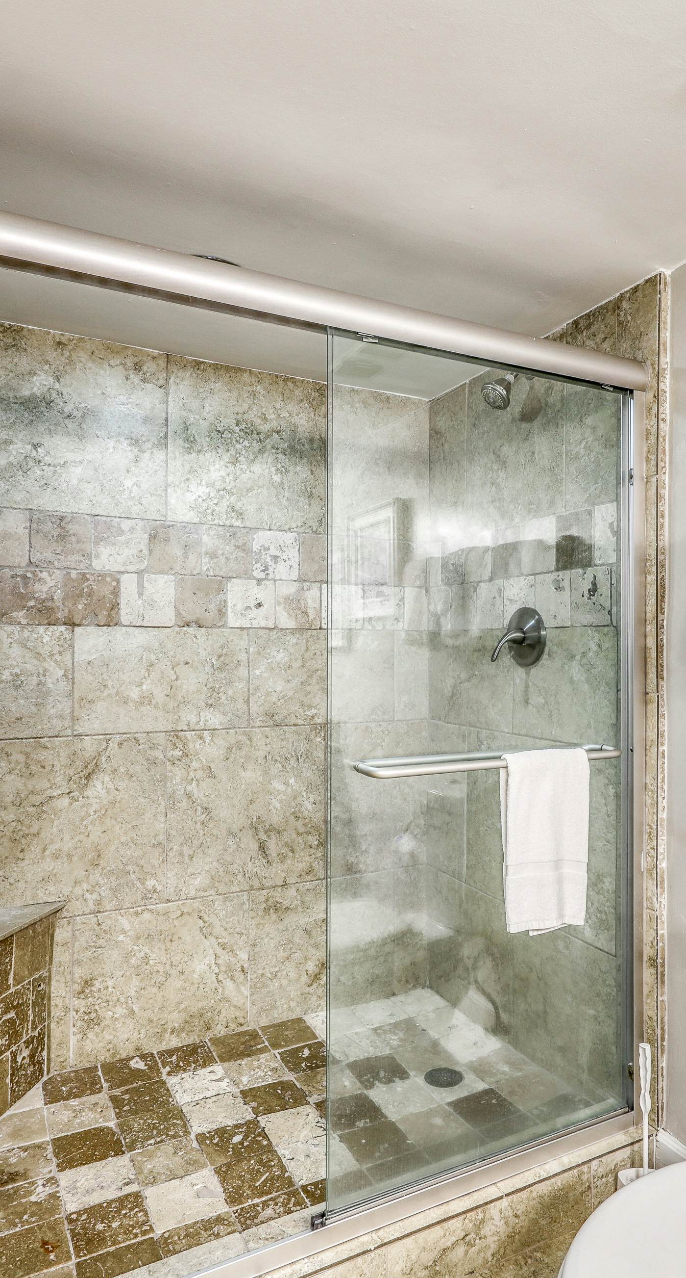 Waterfront condo w/ open layout, Gulf views, indoor & outdoor pools, & hot tub