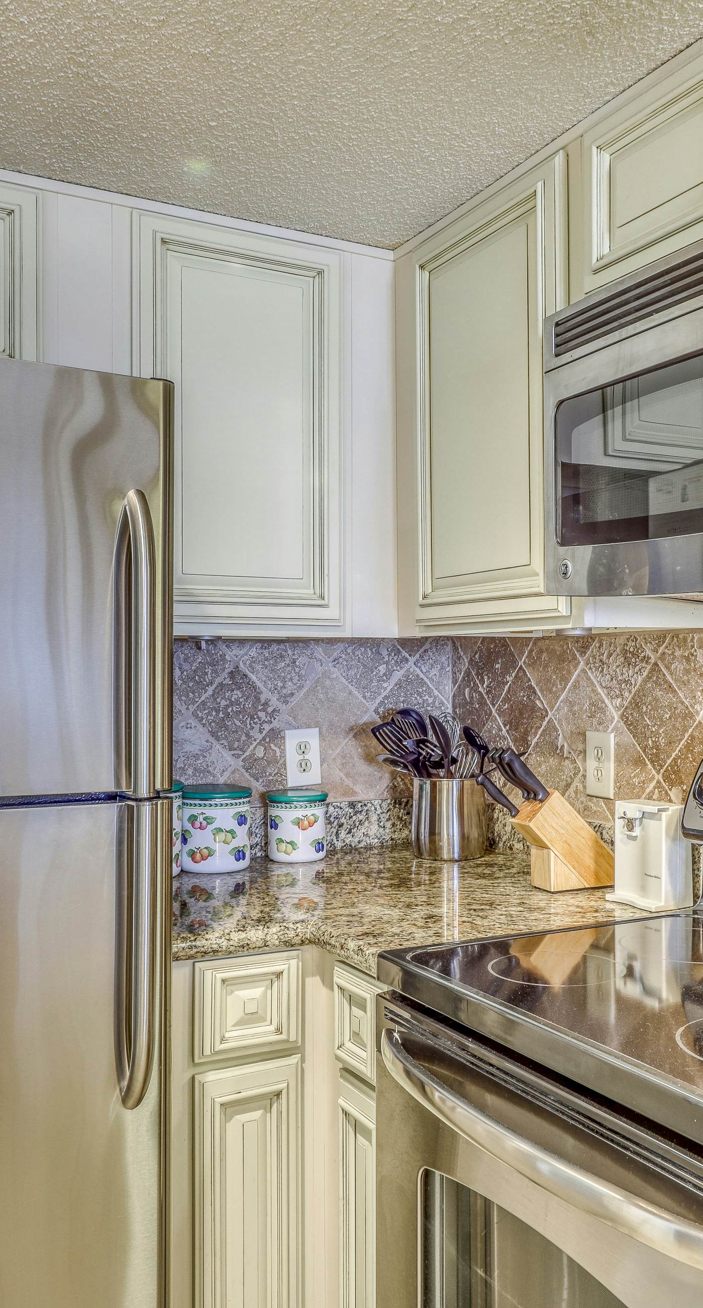 Waterfront condo w/ open layout, Gulf views, indoor & outdoor pools, & hot tub