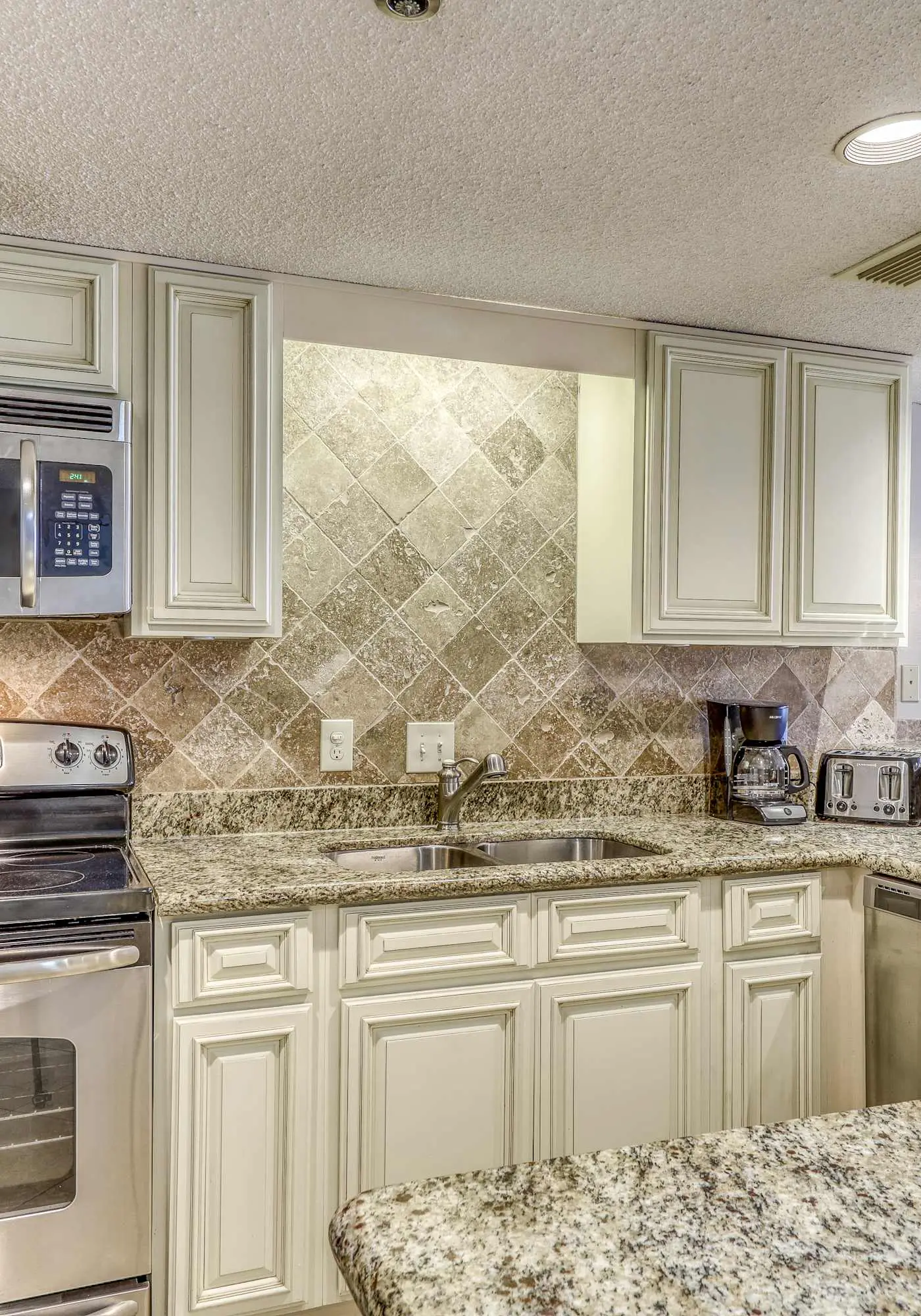 Waterfront condo w/ open layout, Gulf views, indoor & outdoor pools, & hot tub