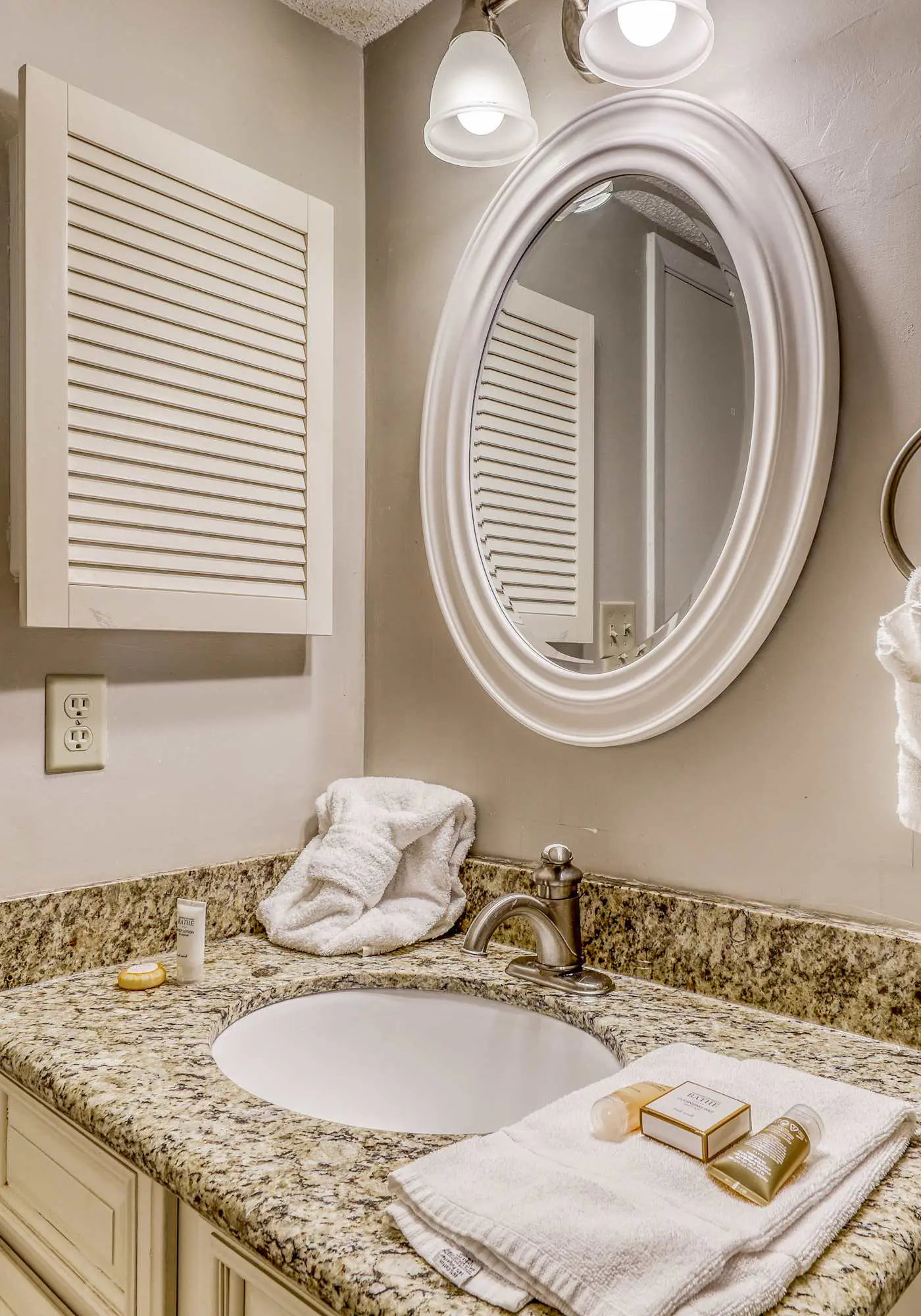 Waterfront condo w/ open layout, Gulf views, indoor & outdoor pools, & hot tub
