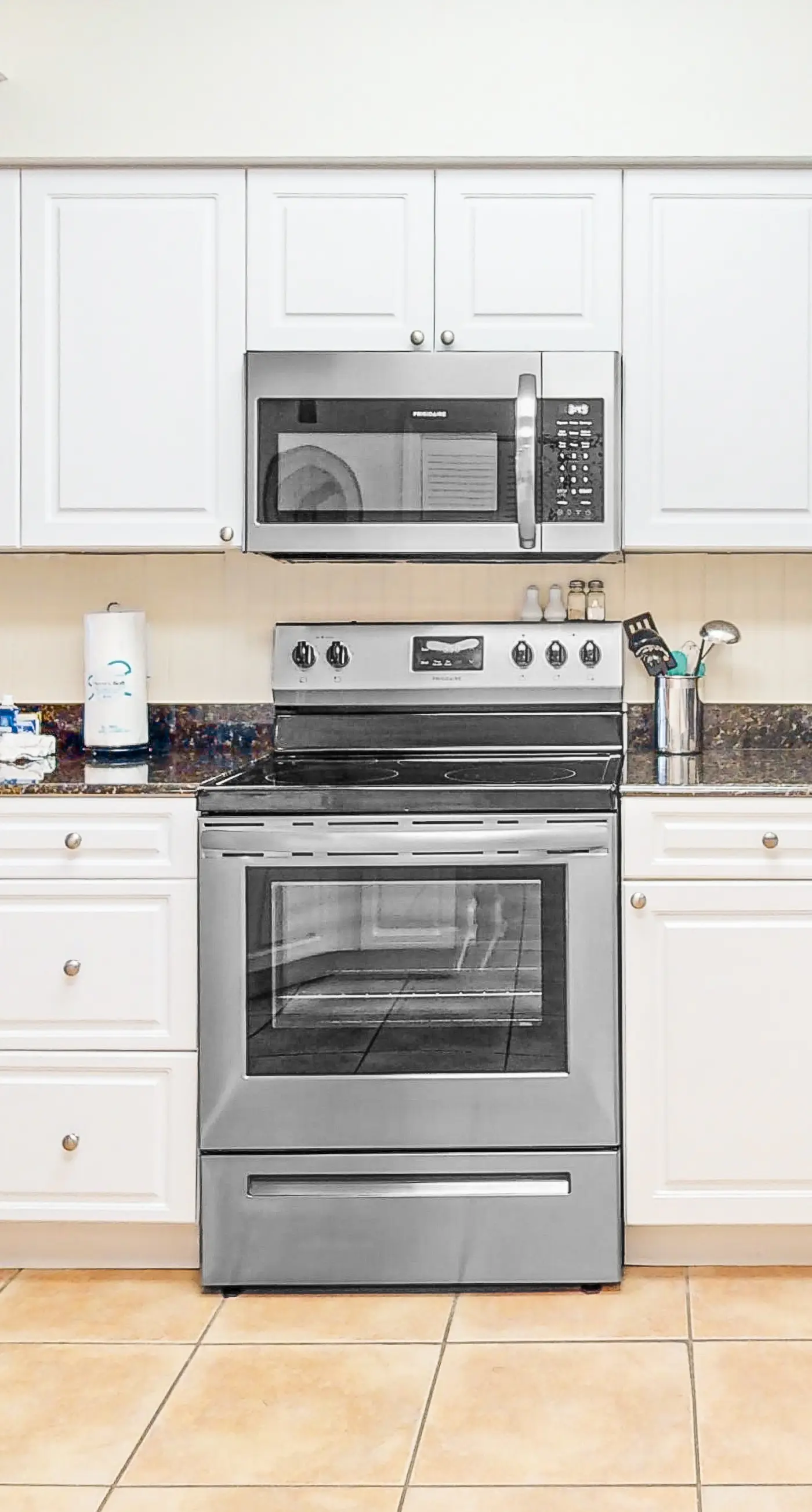 Bold & Bright Beachfront Condo with Resort Style  Pools, Sauna, Fitness Room, Private Balcony featuring amazing Views!