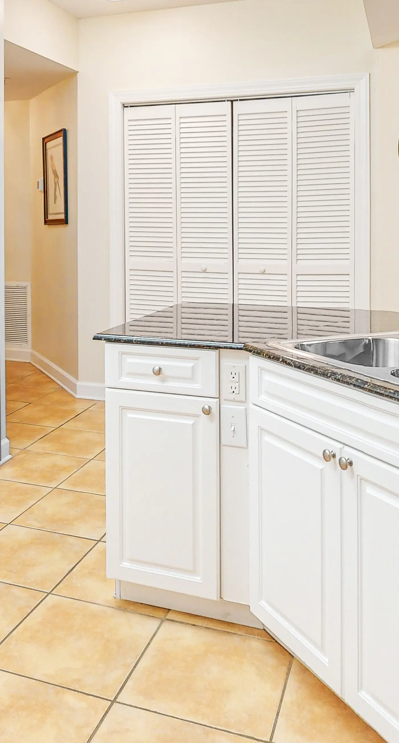 Bold & Bright Beachfront Condo with Resort Style  Pools, Sauna, Fitness Room, Private Balcony featuring amazing Views!