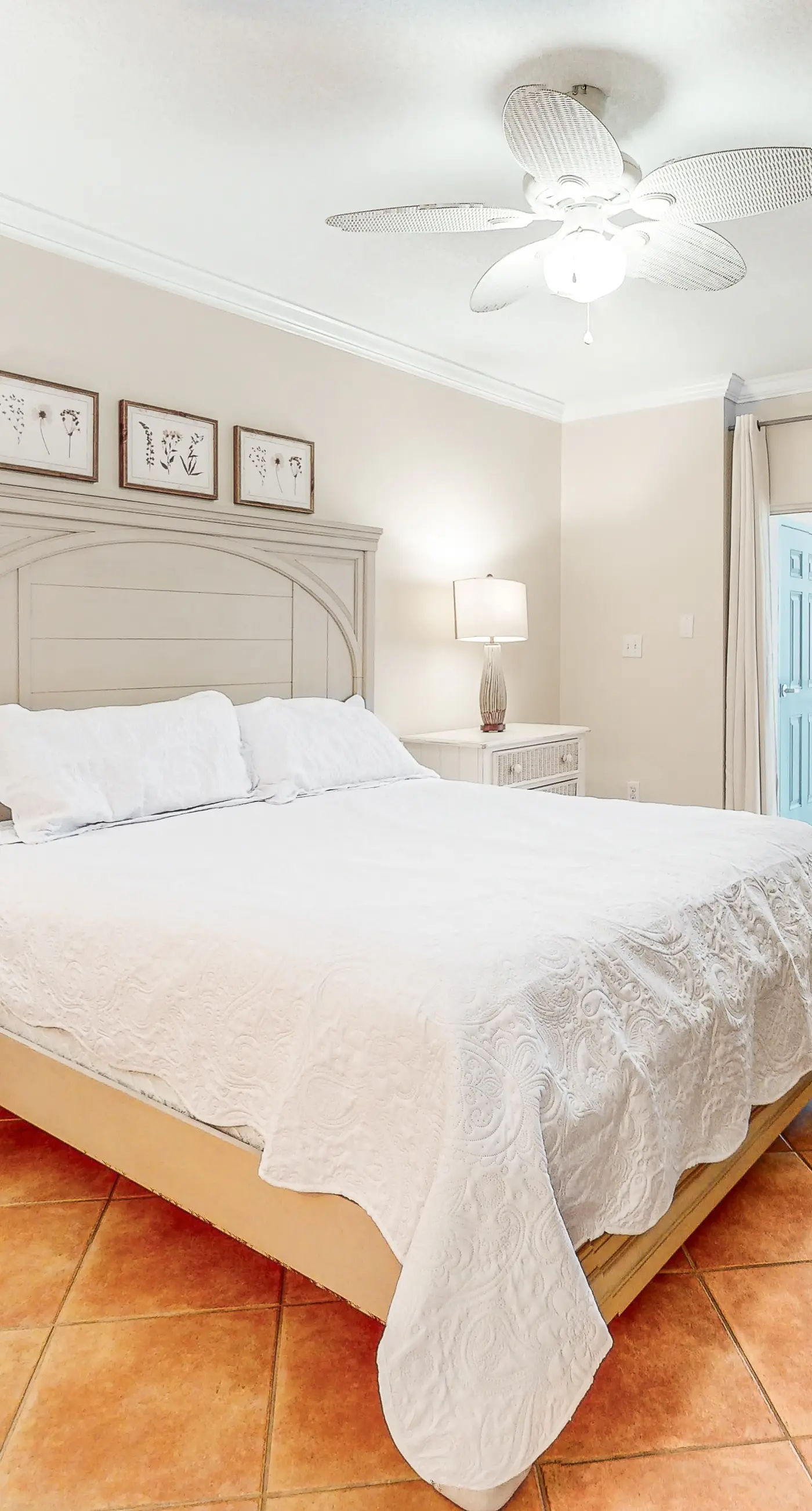 Bold & Bright Beachfront Condo with Resort Style  Pools, Sauna, Fitness Room, Private Balcony featuring amazing Views!