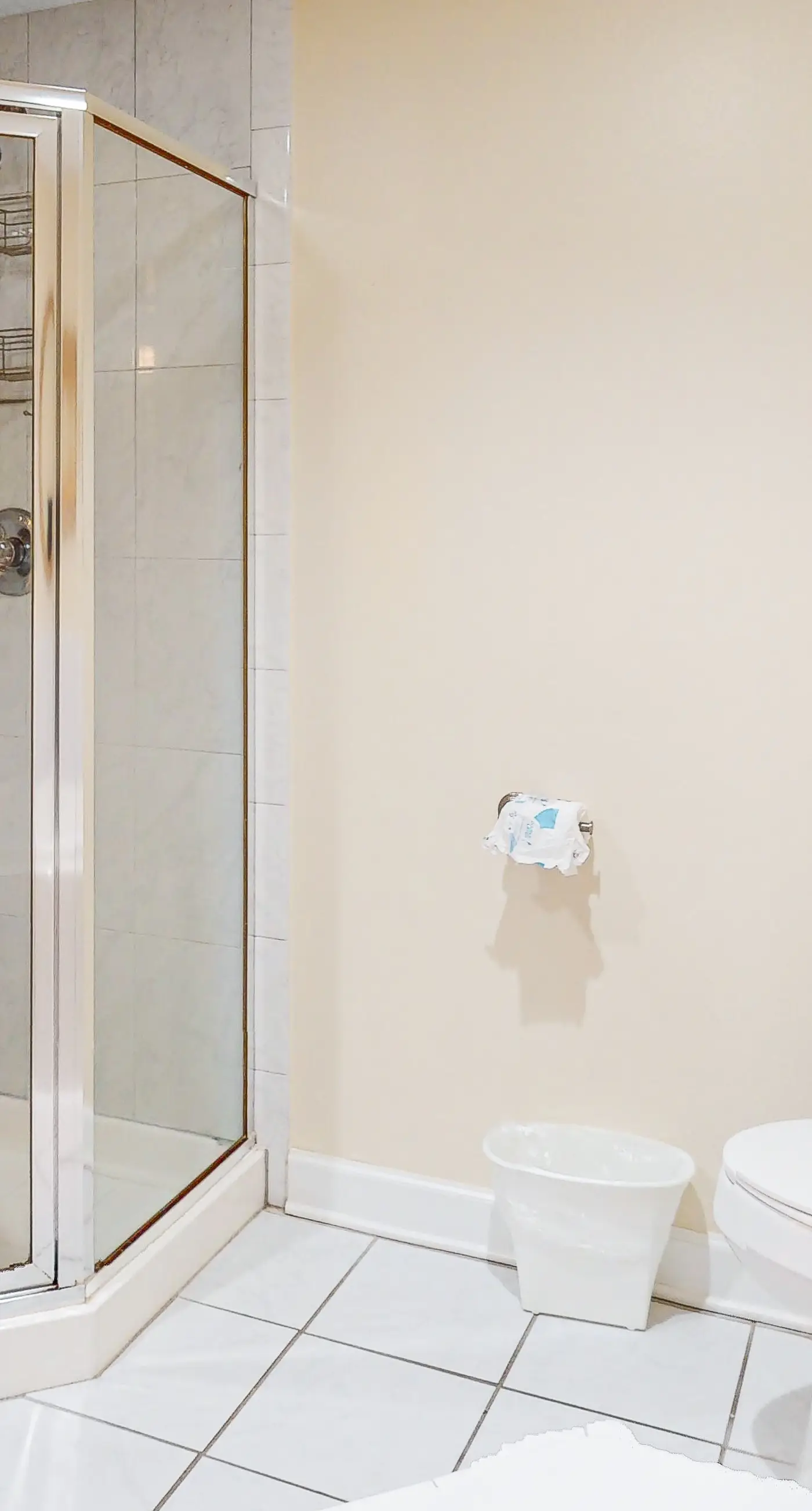 Bold & Bright Beachfront Condo with Resort Style  Pools, Sauna, Fitness Room, Private Balcony featuring amazing Views!