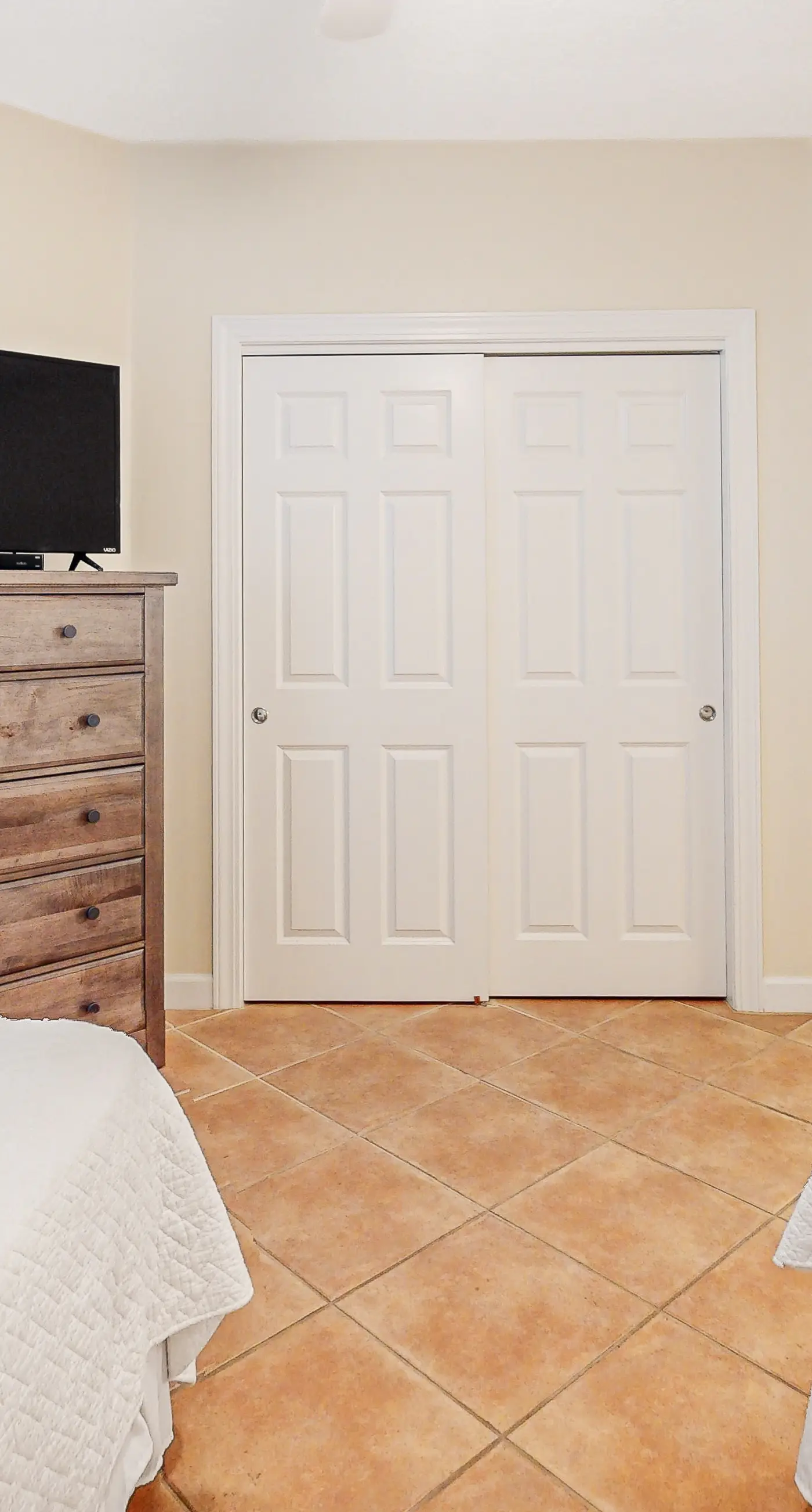 Bold & Bright Beachfront Condo with Resort Style  Pools, Sauna, Fitness Room, Private Balcony featuring amazing Views!