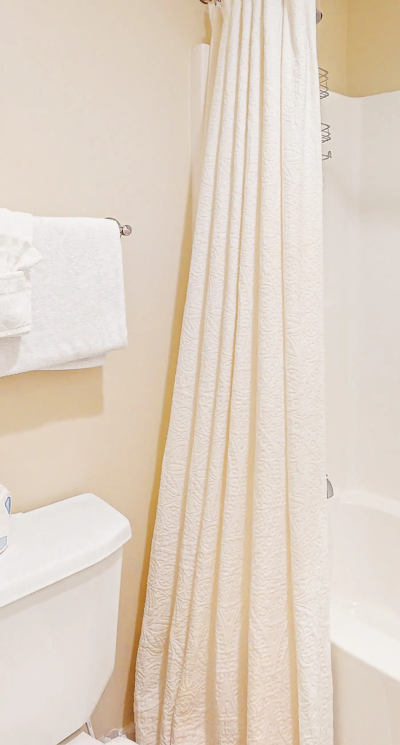 Bold & Bright Beachfront Condo with Resort Style  Pools, Sauna, Fitness Room, Private Balcony featuring amazing Views!