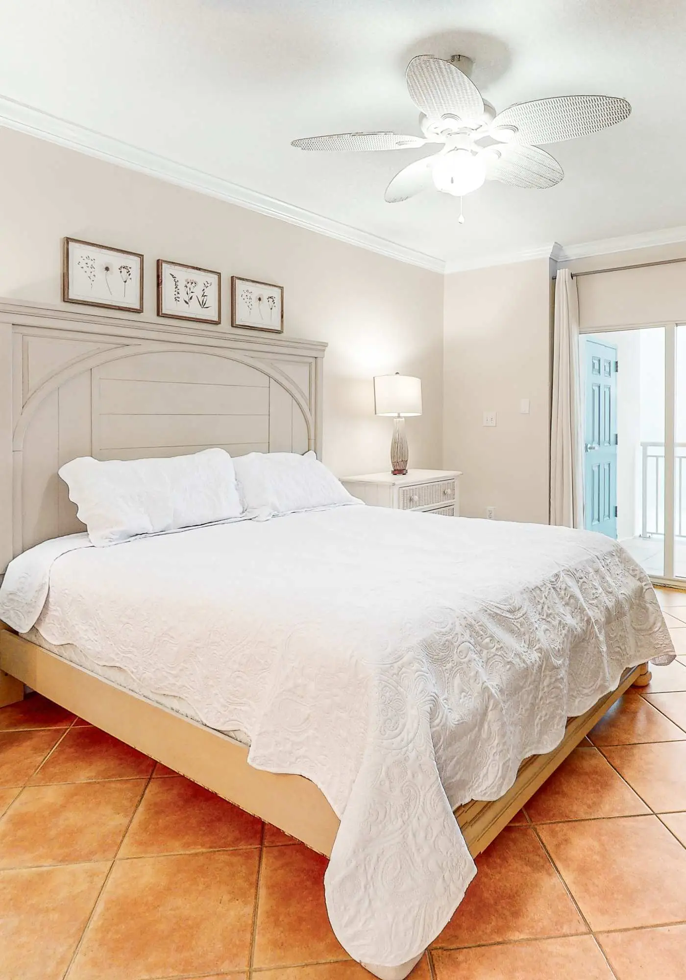 Bold & Bright Beachfront Condo with Resort Style  Pools, Sauna, Fitness Room, Private Balcony featuring amazing Views!