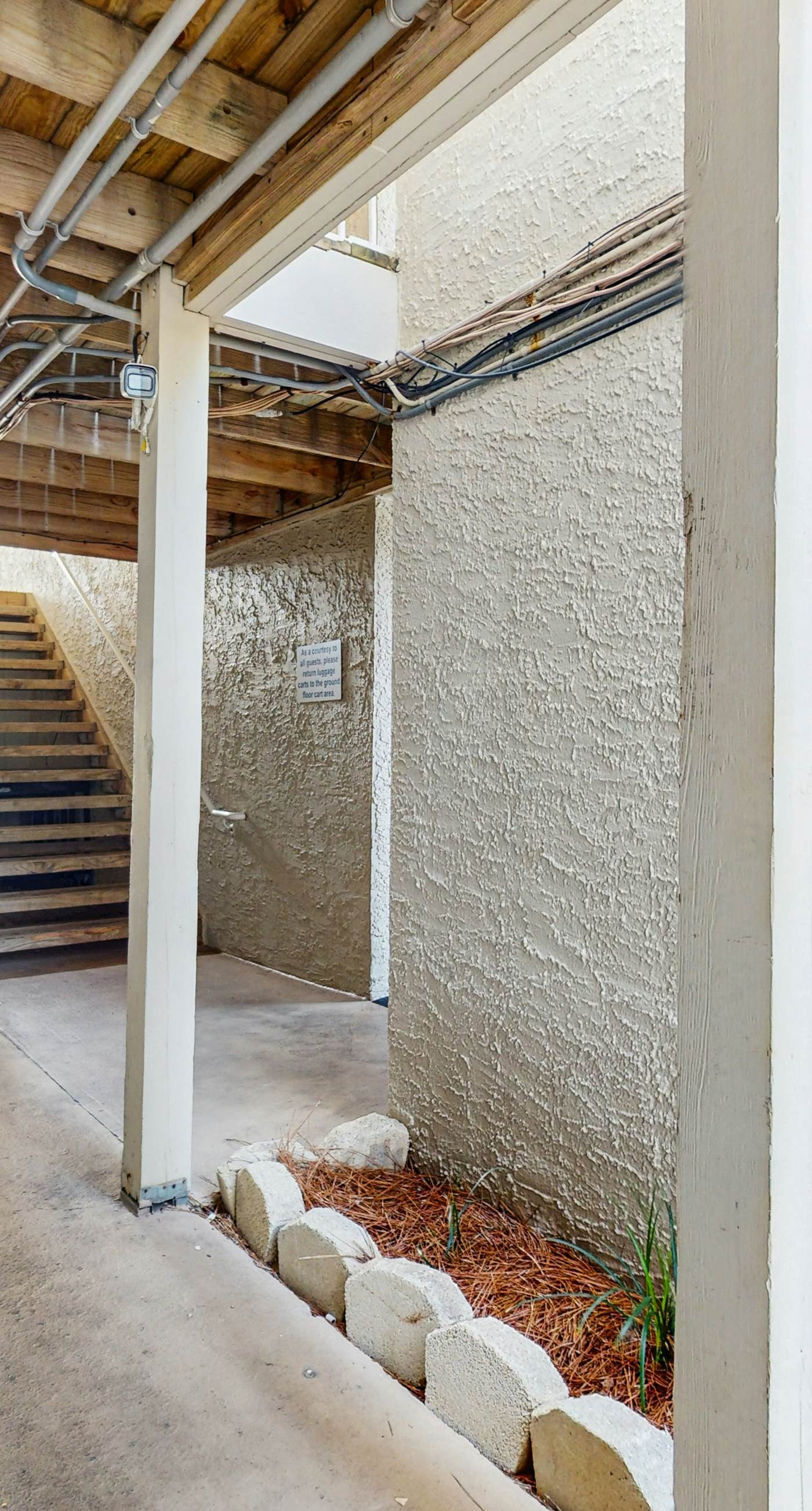 Ideal beachside getaway on ground floor with 3 pools - walk 600' to sand