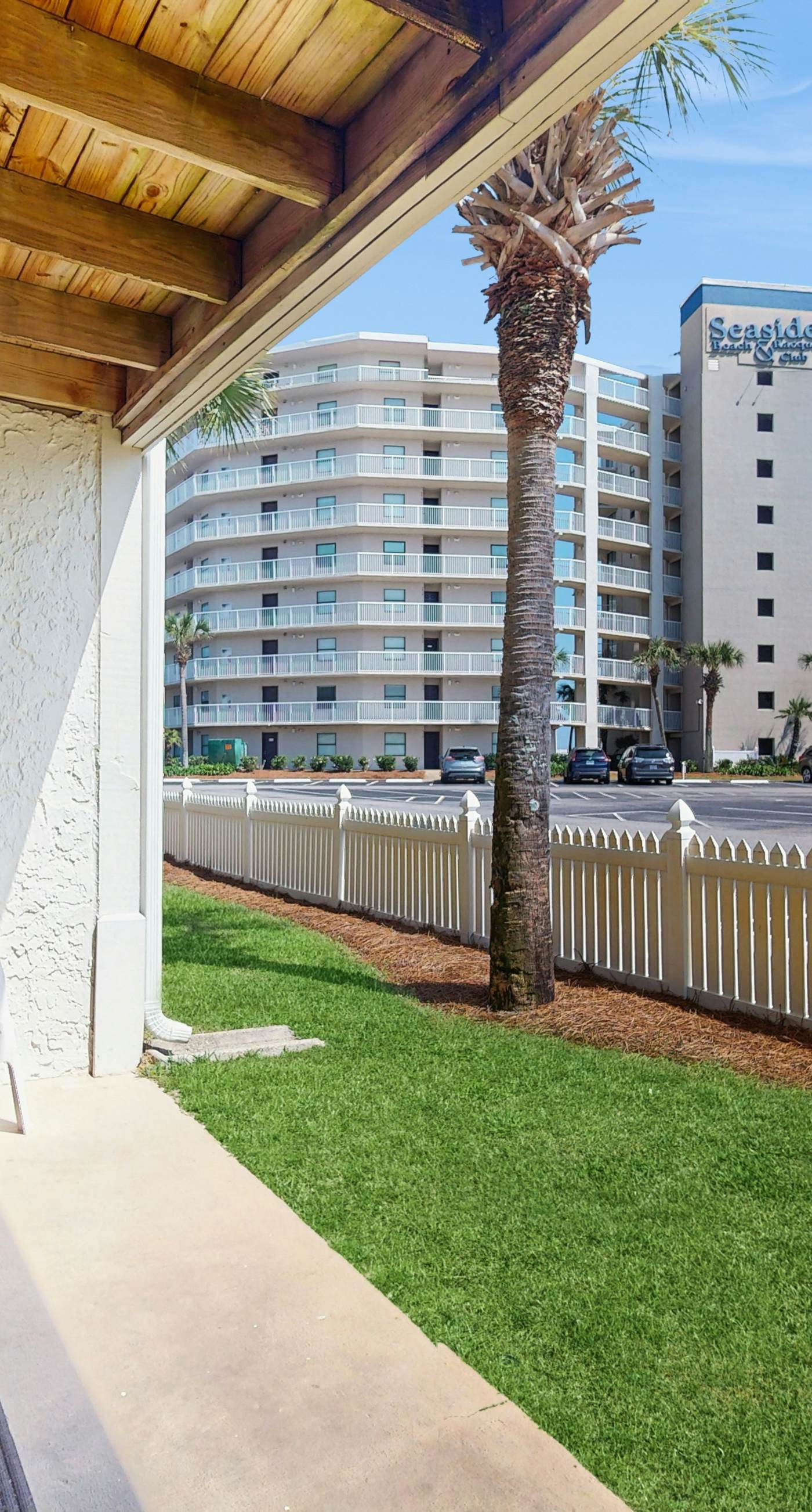 Ideal beachside getaway on ground floor with 3 pools - walk 600' to sand