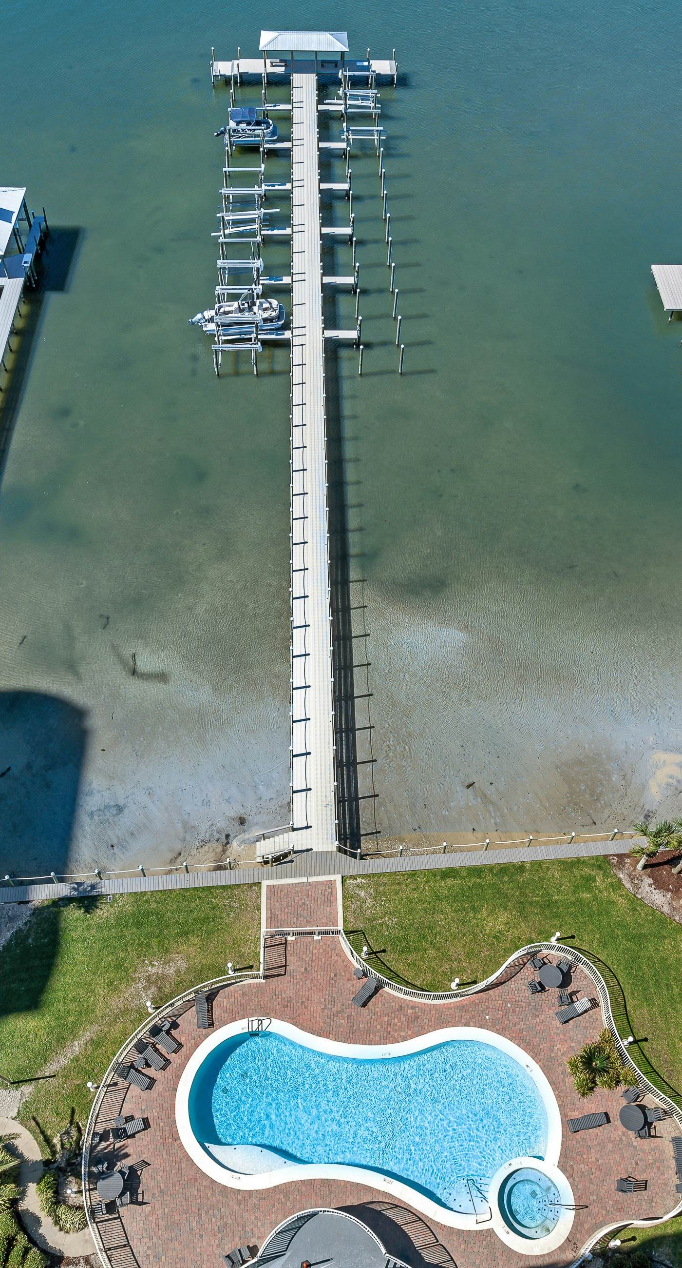 Ideal beachside getaway on ground floor with 3 pools - walk 600' to sand