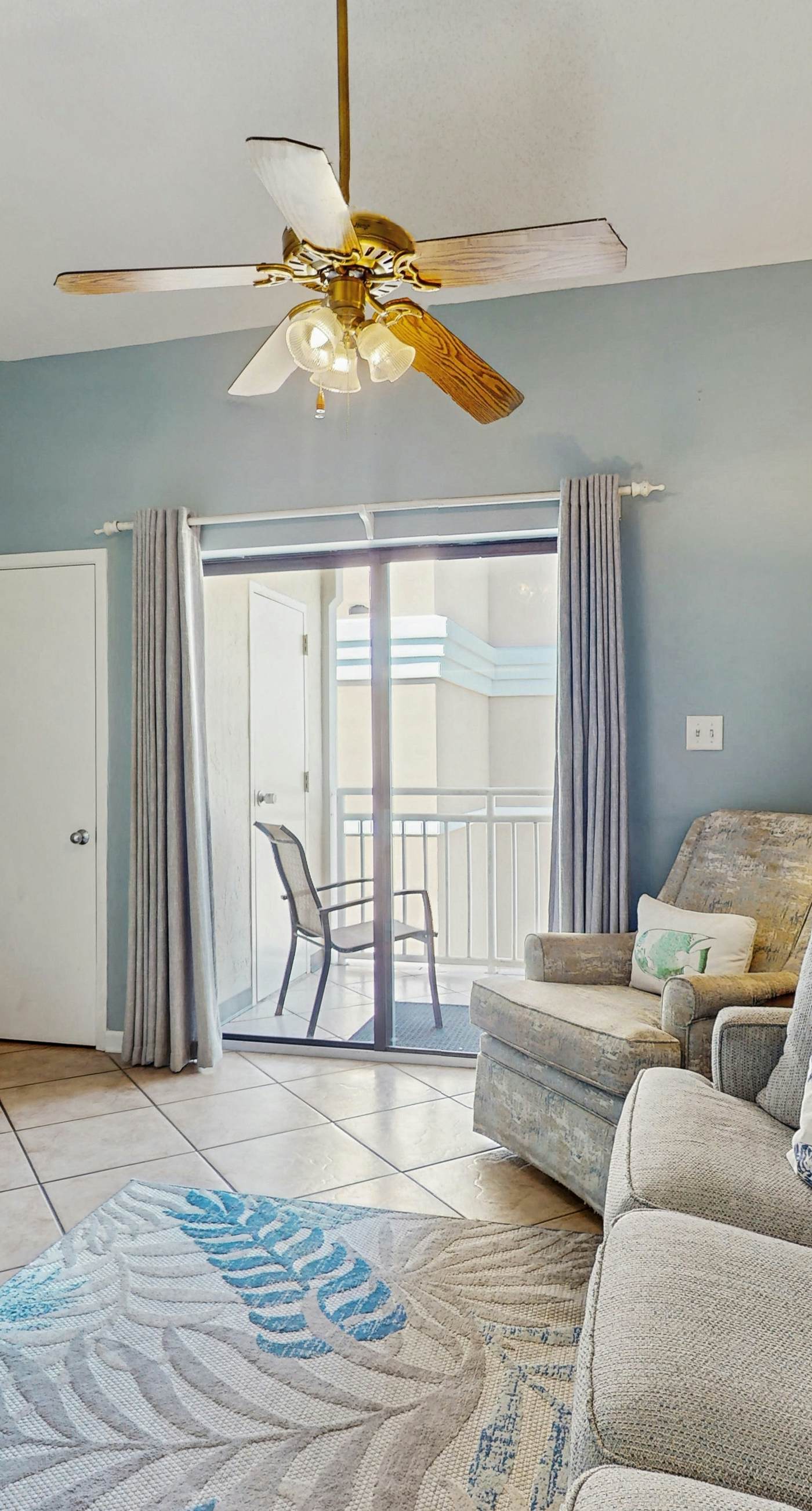 Snowbird-friendly, 1 BR Gulf side condo with 4 outdoor pools