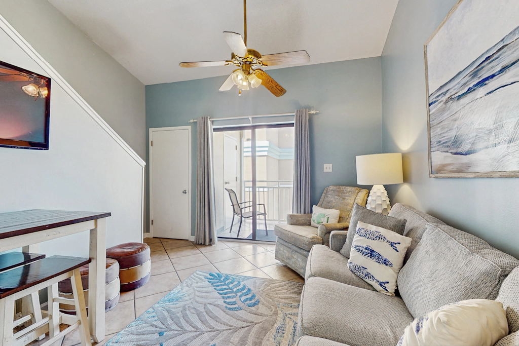 Snowbird-friendly, 1 BR Gulf side condo with 4 outdoor pools