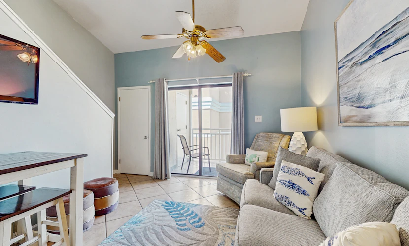 Snowbird-friendly, 1 BR Gulf side condo with 4 outdoor pools