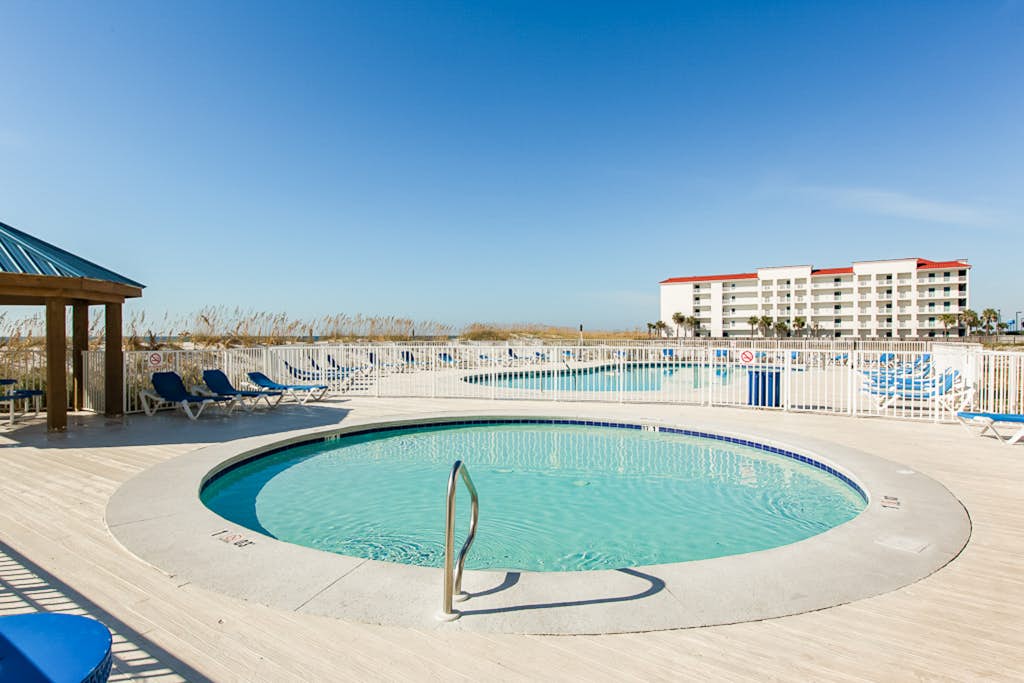Snowbird-friendly, 1 BR Gulf side condo with 4 outdoor pools