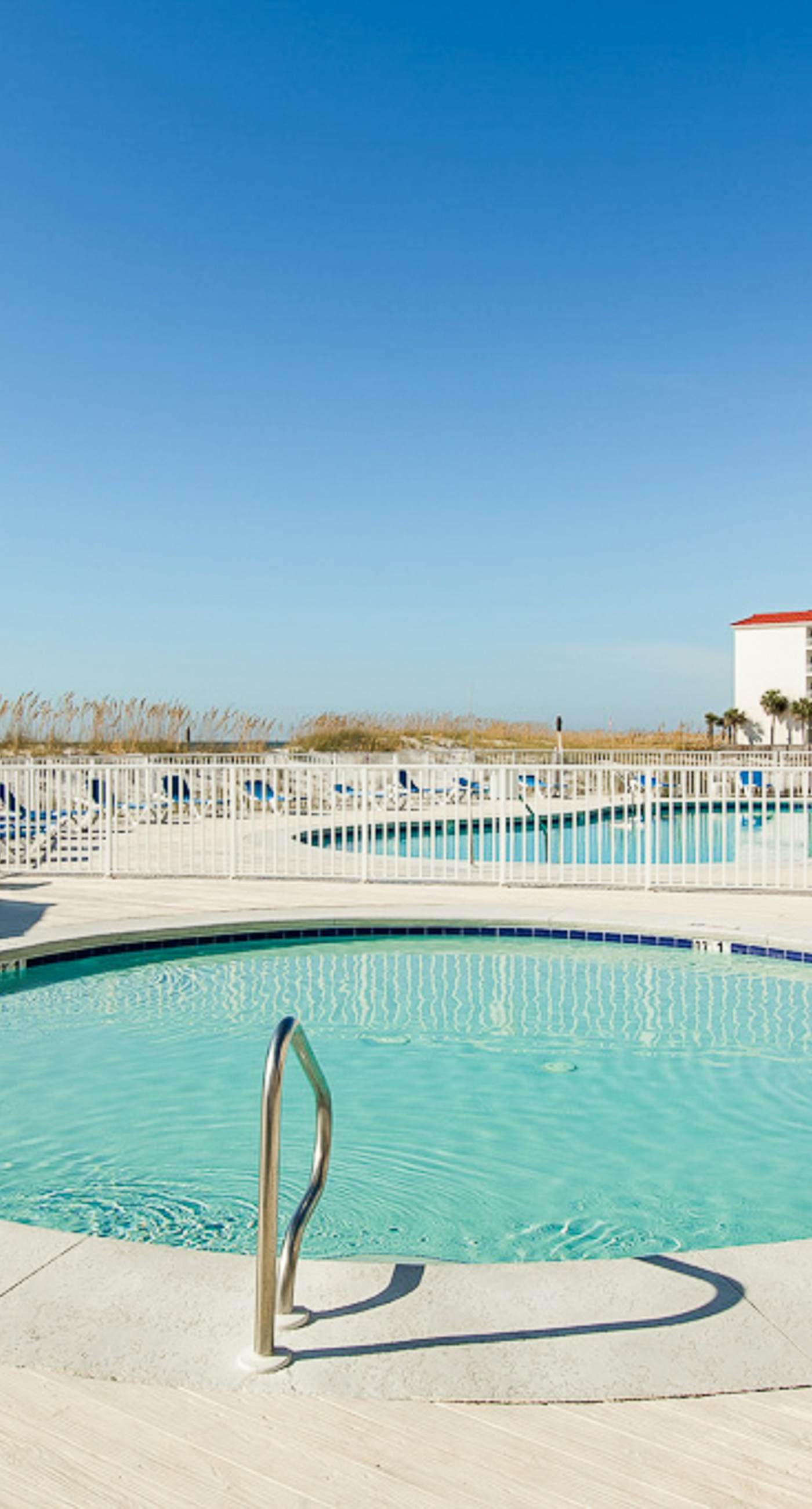 Snowbird-friendly, 1 BR Gulf side condo with 4 outdoor pools