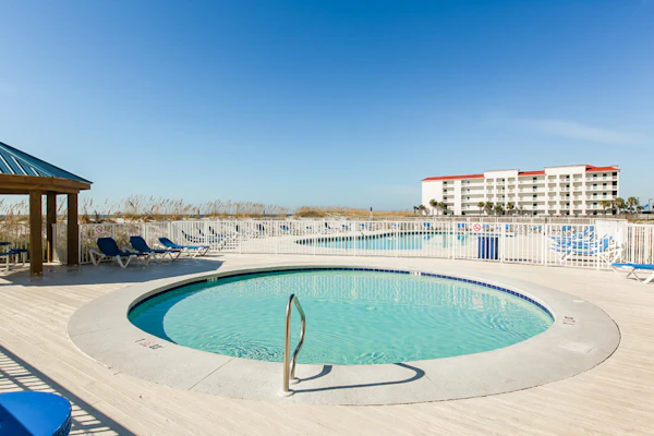 Snowbird-friendly, 1 BR Gulf side condo with 4 outdoor pools