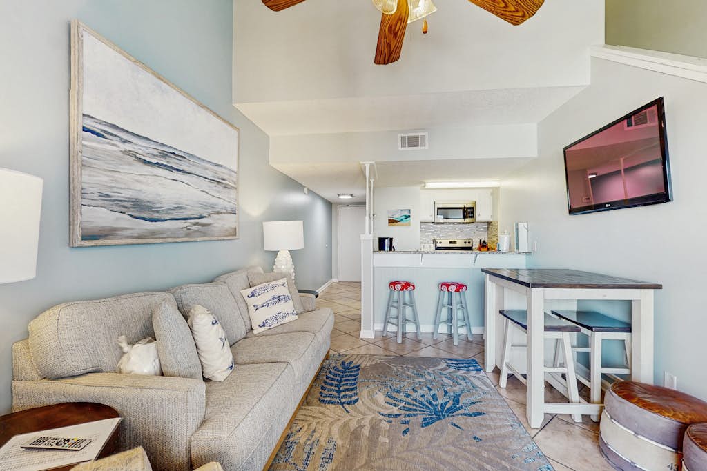 Snowbird-friendly, 1 BR Gulf side condo with 4 outdoor pools