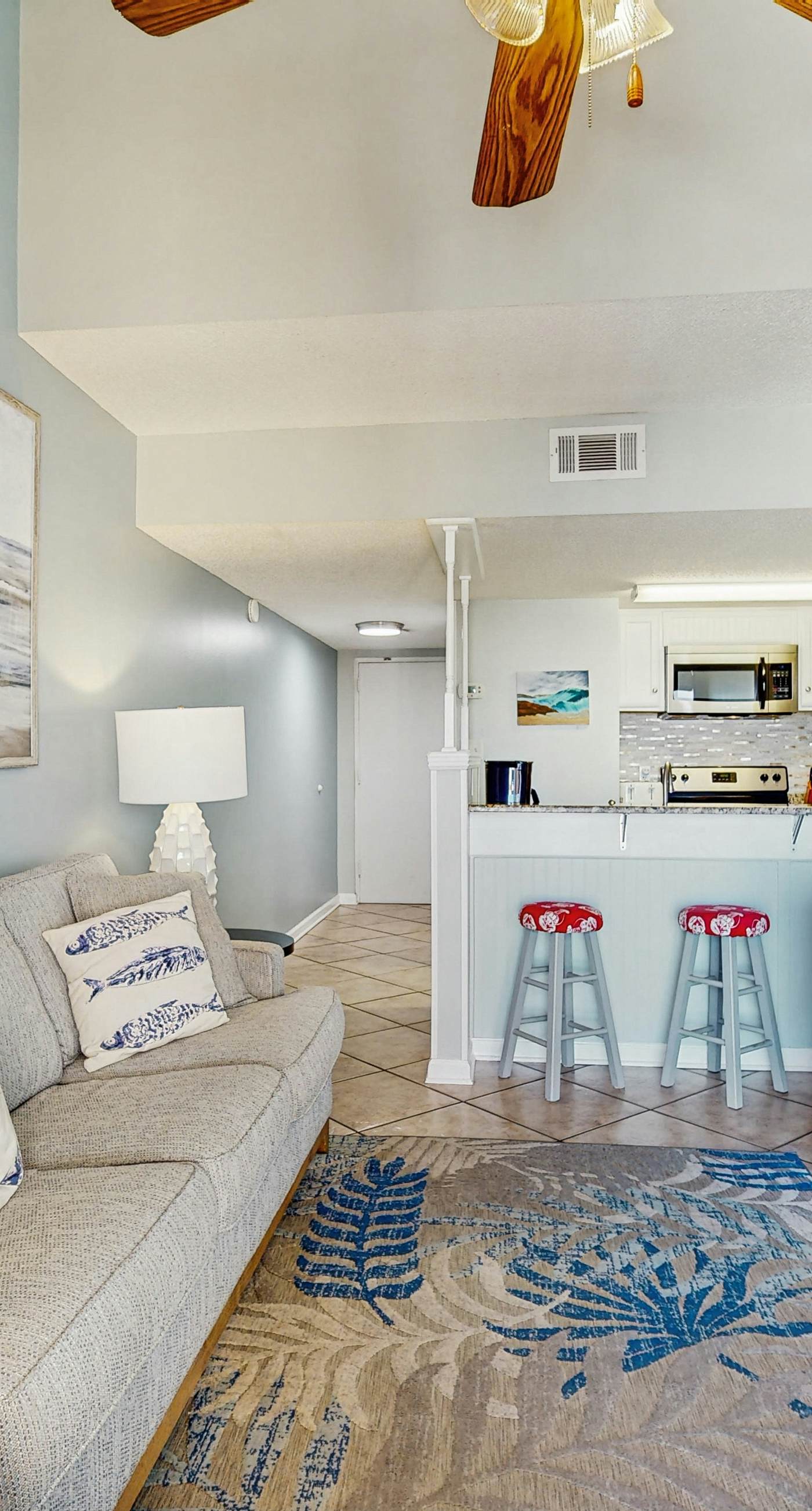 Snowbird-friendly, 1 BR Gulf side condo with 4 outdoor pools