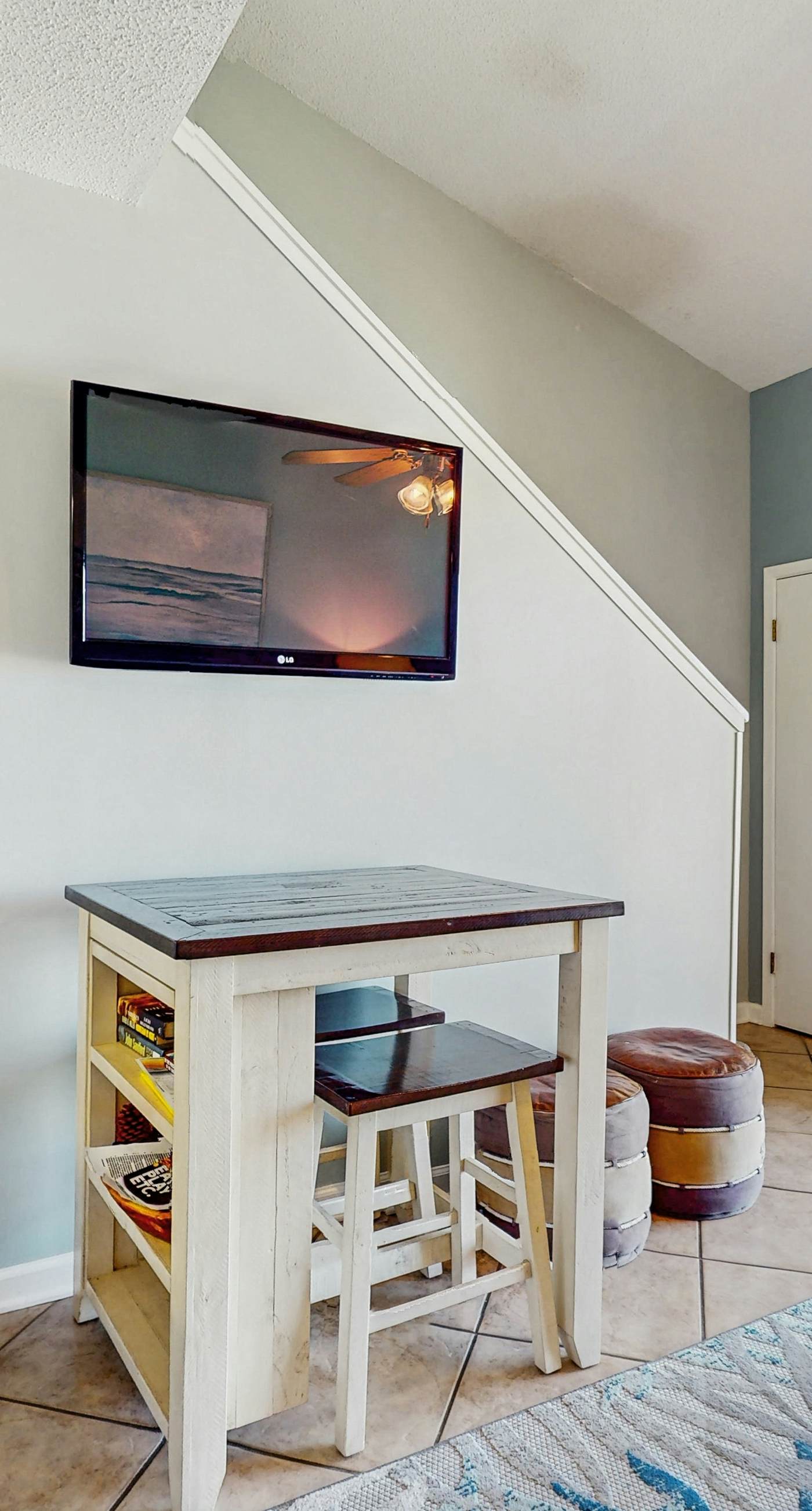 Snowbird-friendly, 1 BR Gulf side condo with 4 outdoor pools