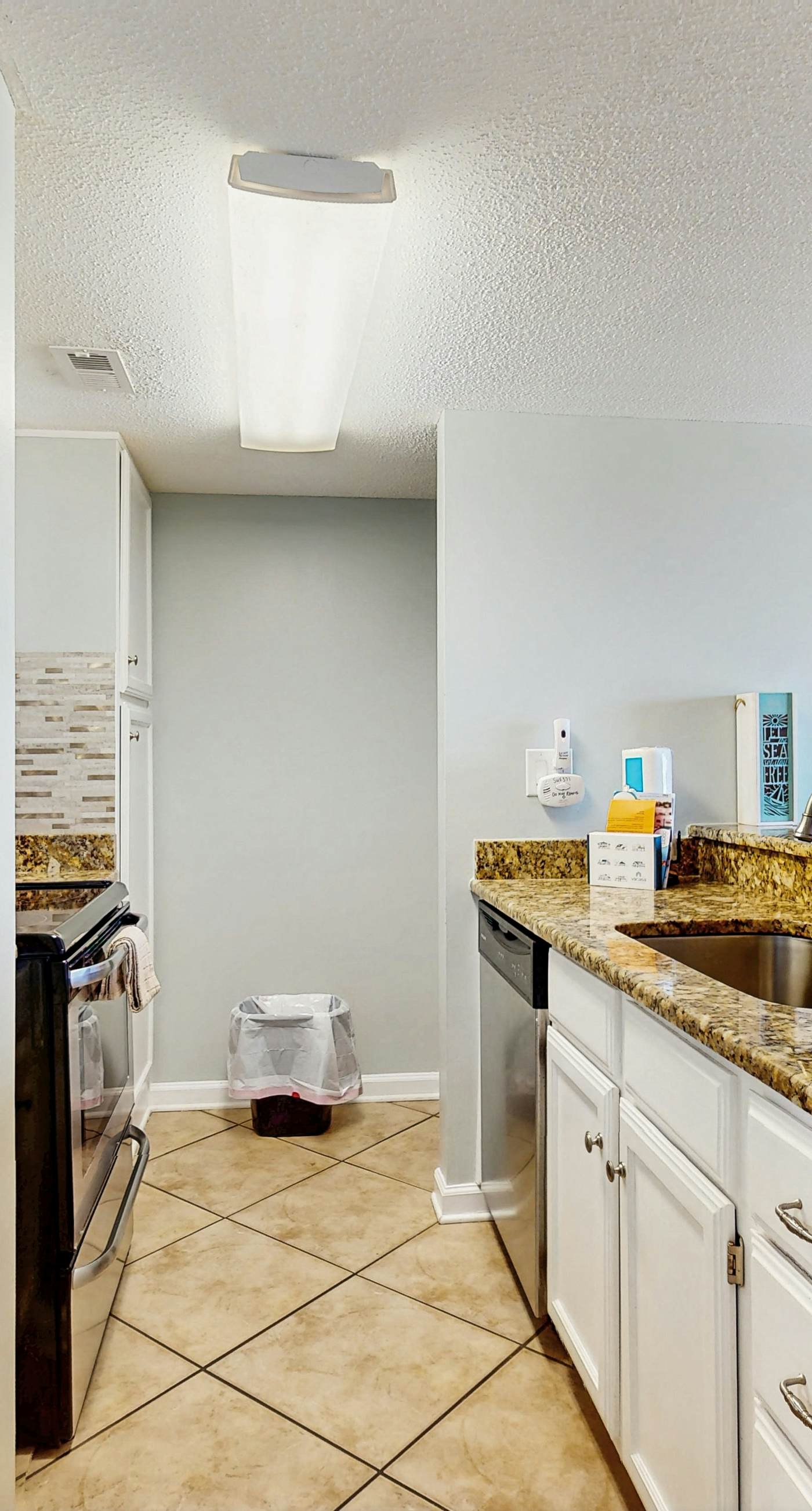 Snowbird-friendly, 1 BR Gulf side condo with 4 outdoor pools