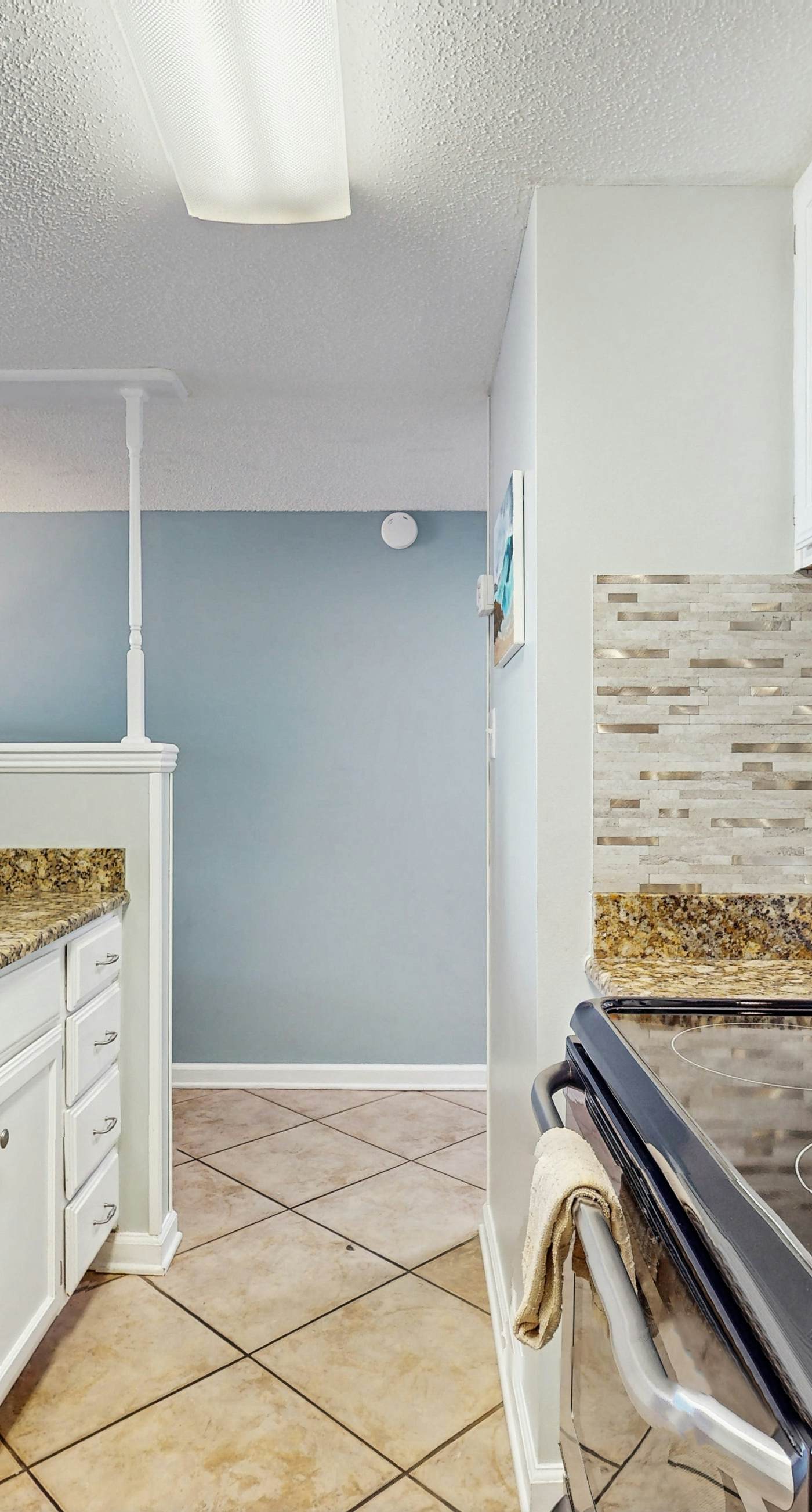 Snowbird-friendly, 1 BR Gulf side condo with 4 outdoor pools