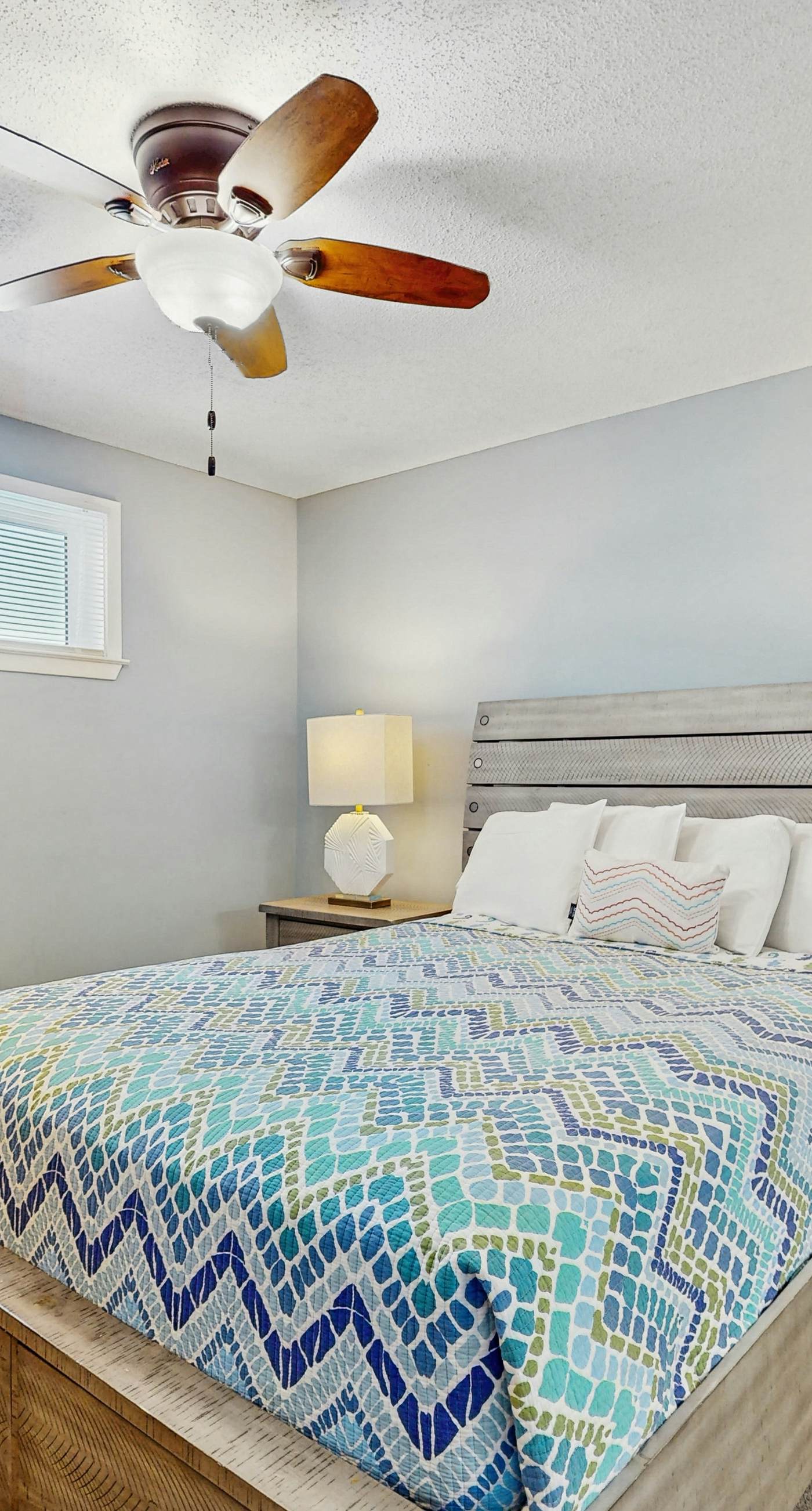 Snowbird-friendly, 1 BR Gulf side condo with 4 outdoor pools