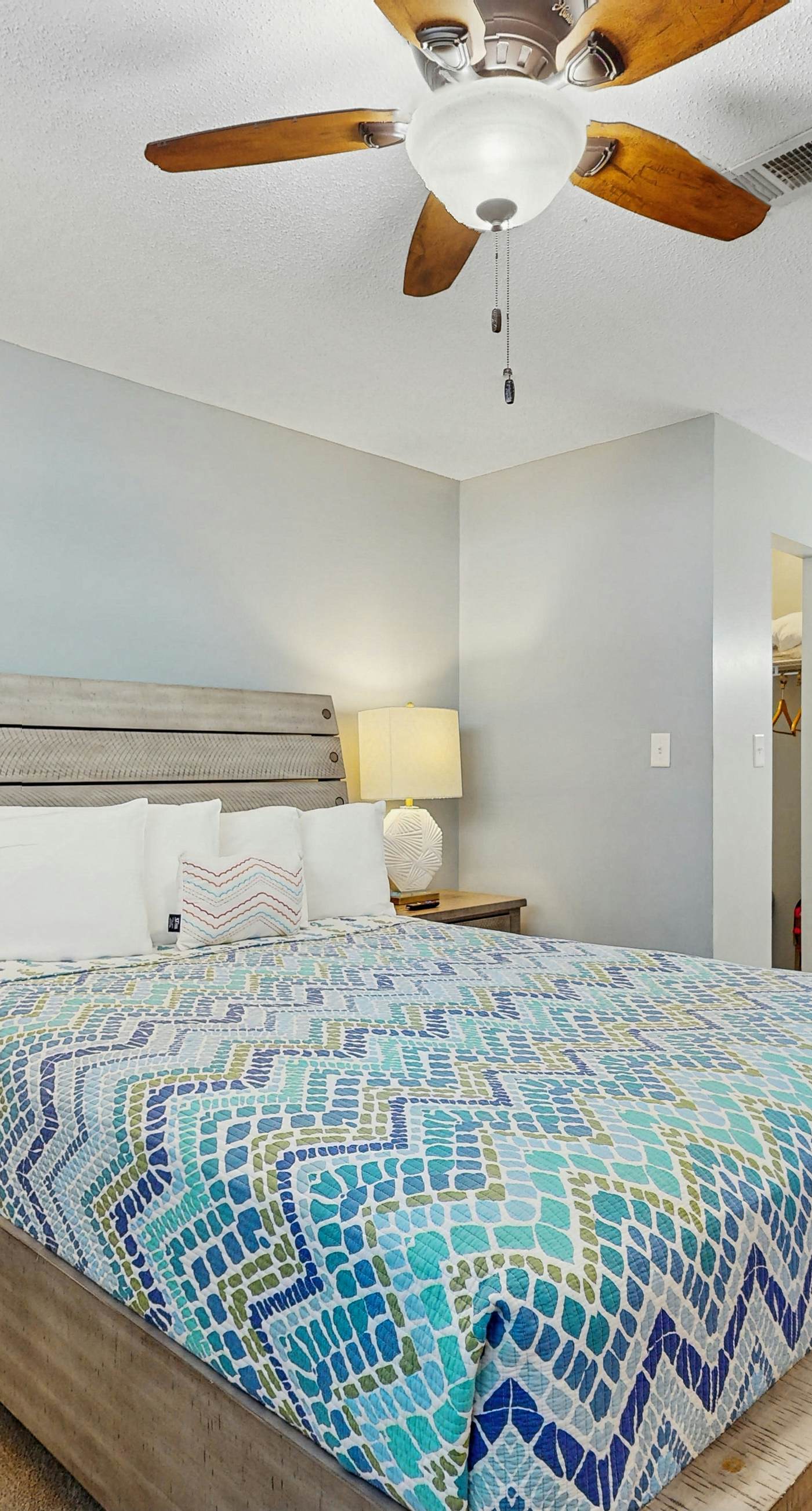 Snowbird-friendly, 1 BR Gulf side condo with 4 outdoor pools