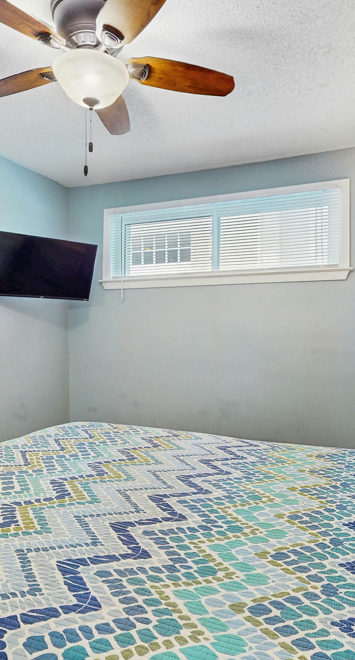 Snowbird-friendly, 1 BR Gulf side condo with 4 outdoor pools