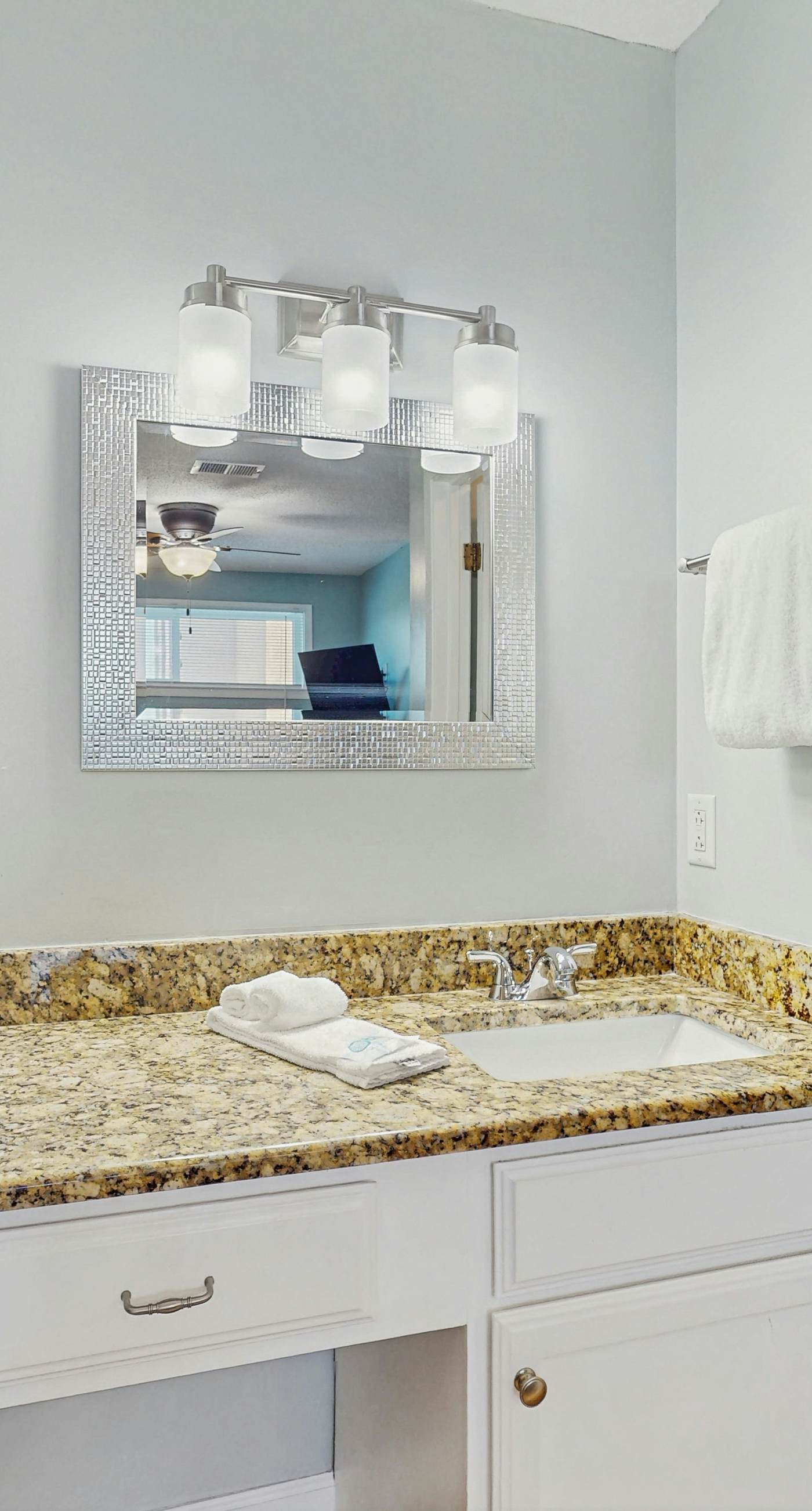 Snowbird-friendly, 1 BR Gulf side condo with 4 outdoor pools