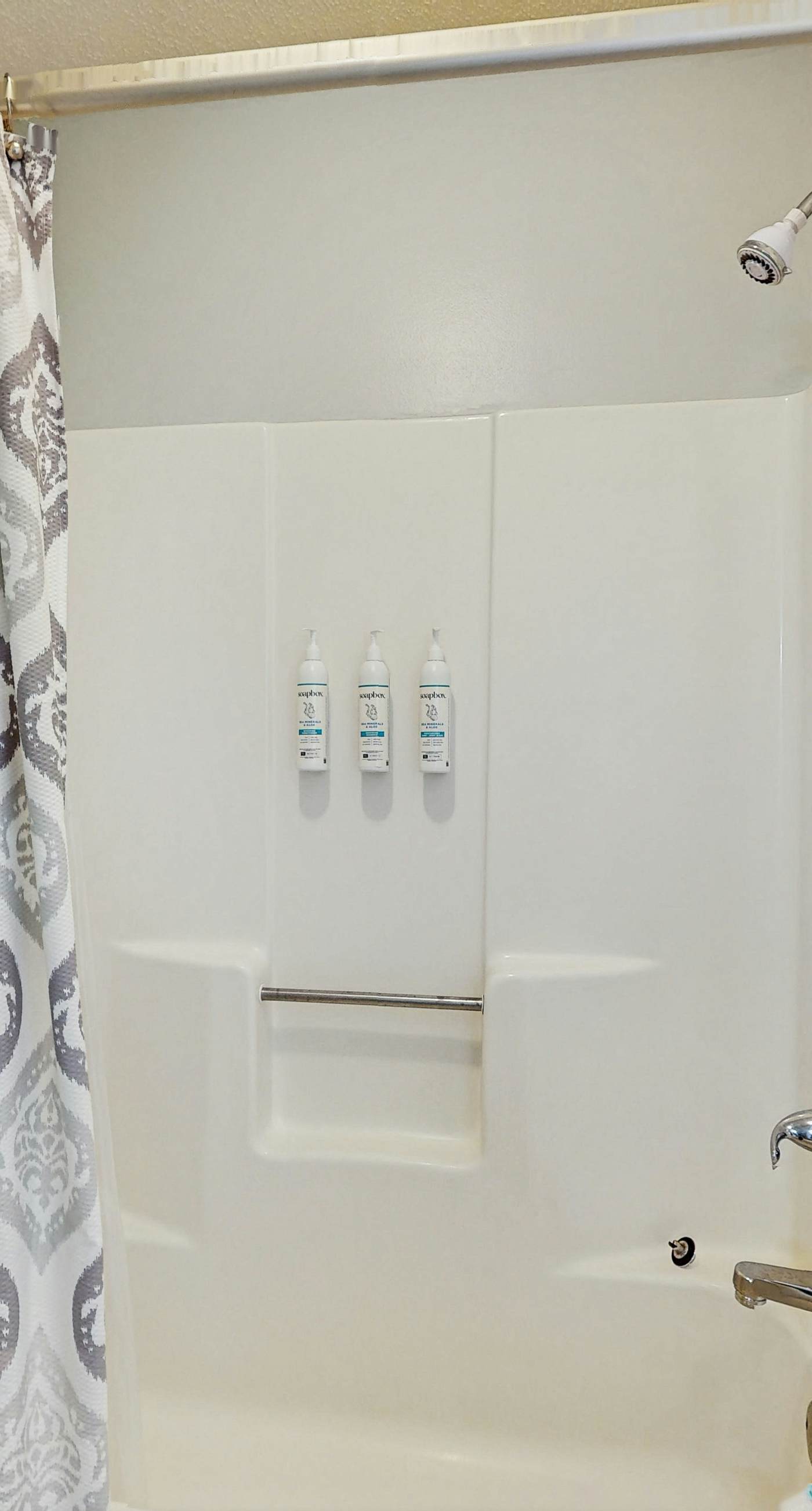 Snowbird-friendly, 1 BR Gulf side condo with 4 outdoor pools